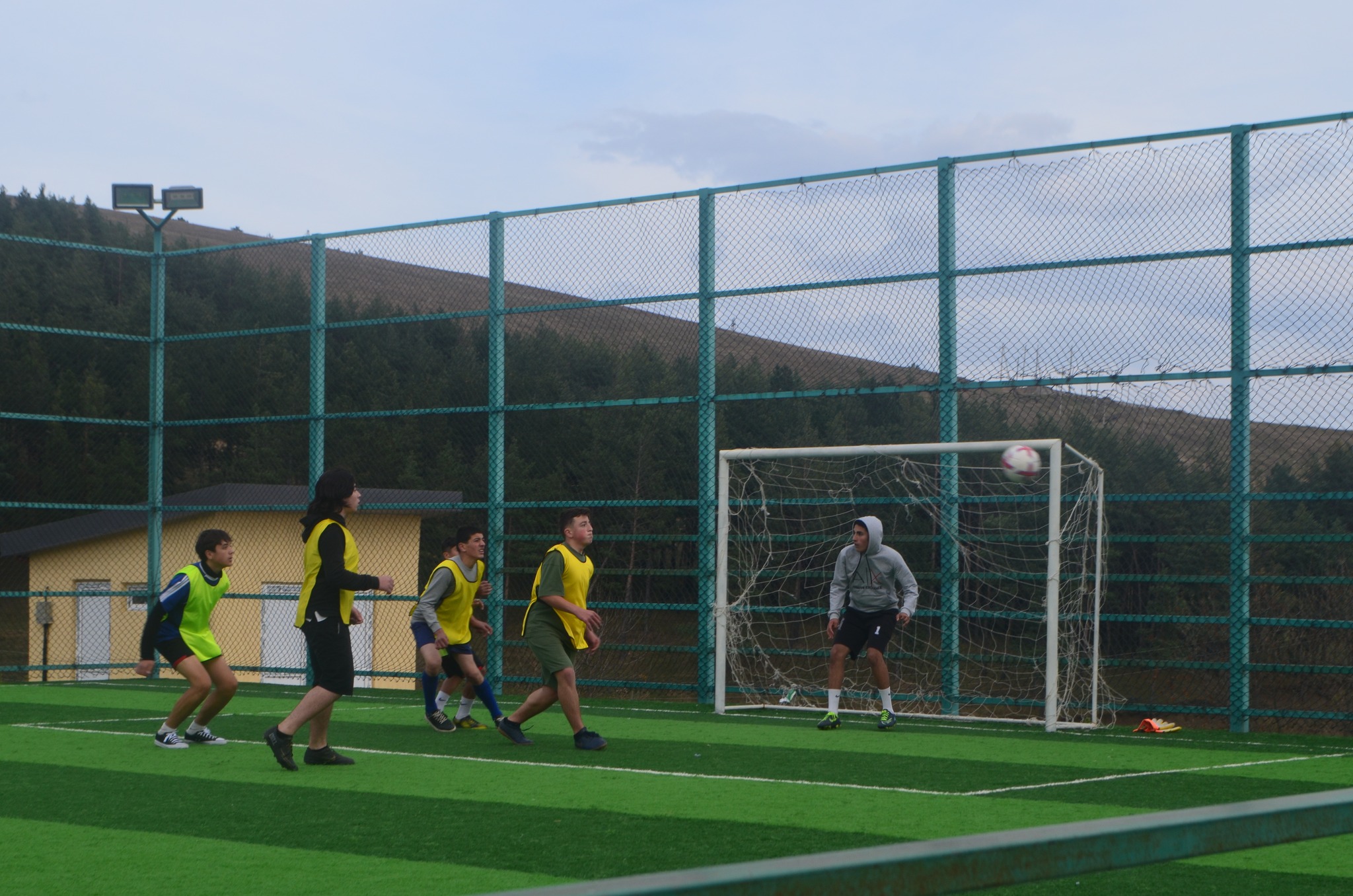 “Məktəb İdman Olimpiadası 2023” çərçivəsində Dmanisi Bələdiyyəsinin ictimai məktəblərinin şagirdləri mini-futbol üzrə öz aralarında yarışıblar.