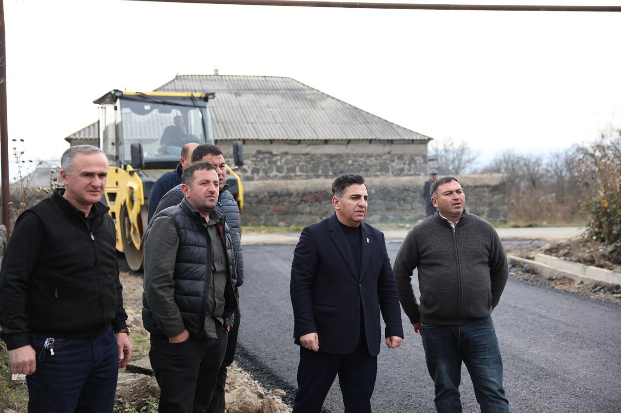 დმანისში, გოგებაშვილის ქუჩაზე საგზაო ინფრასტრუქტურის სრული რეაბილიტაცია დასრულდა. შესრულებულ სამუშაოებს დმანისის მუნიციპალიტეტის მერი კობა მურადაშვილი გაეცნო.
