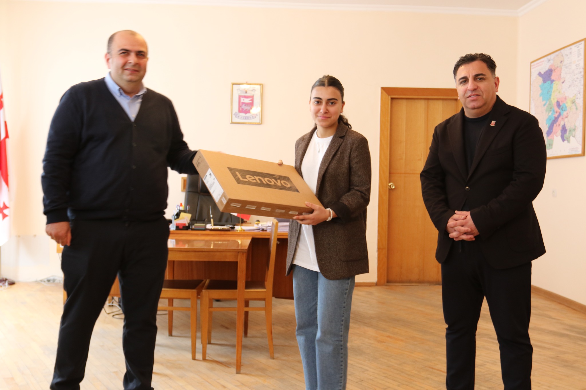 პროგრამის ფარგლებში "ჩემი პირველი კომპიუტერი" დმანისელ წარჩინებულ მოსწავლეებს კომპიუტერები გადაეცათ