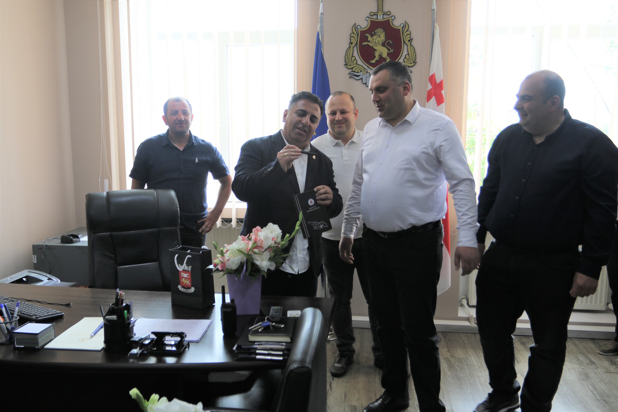 Dmanisi Bələdiyyəsinin meri və Şəhər Şurasının sədri Kvemo Kartli Polis Departamentinin Dmanisi Rayon Şöbəsinin və Təhlükəsizlik Polisinin əməkdaşlarını polisin peşə günü münasibətilə təbrik ediblər.