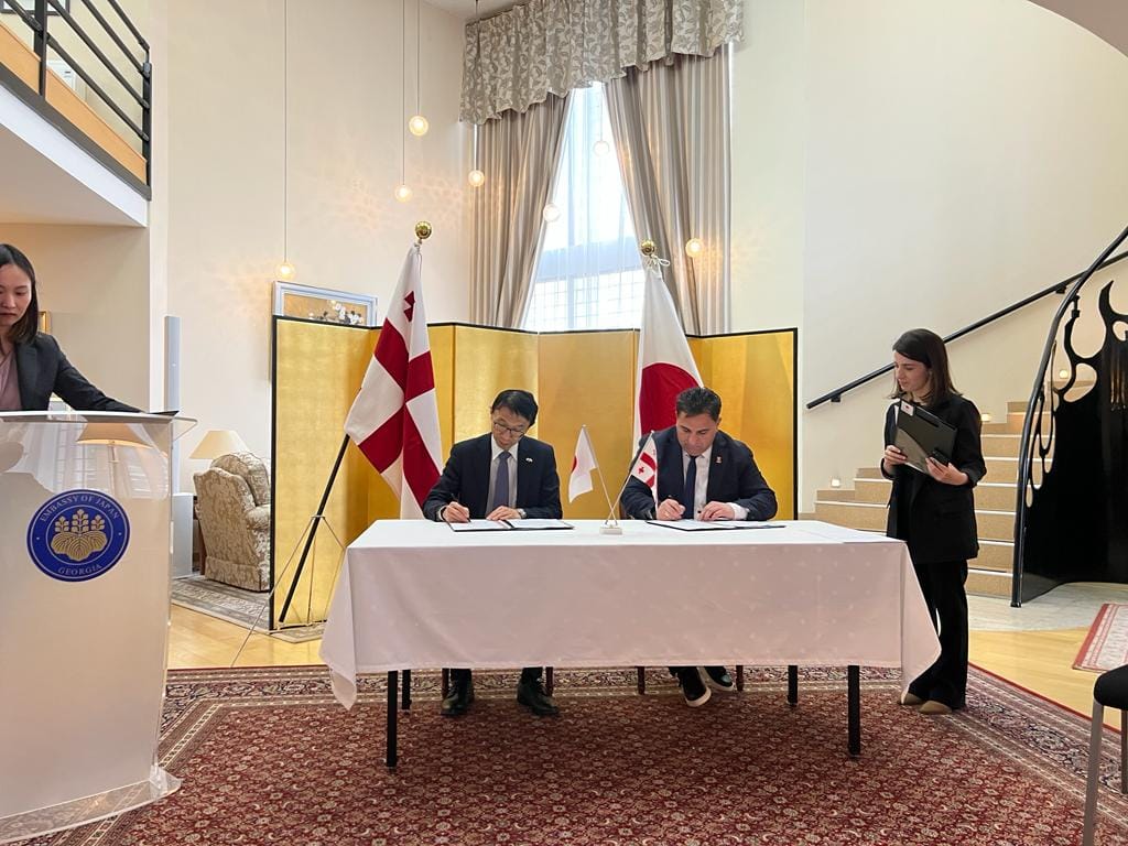 Dmanisi Bələdiyyəsinin meri Koba Muradaşvili və Yaponiya səfiri İmamura Akira İnsan Təhlükəsizliyi Qrant Proqramı (GGP) çərçivəsində maliyyələşdirilən yeni layihəyə imza atıblar. Layihə çərçivəsində Yaponiya Səfirliyi Dmanisi Bələdiyyəsinə Qrant Proqramı