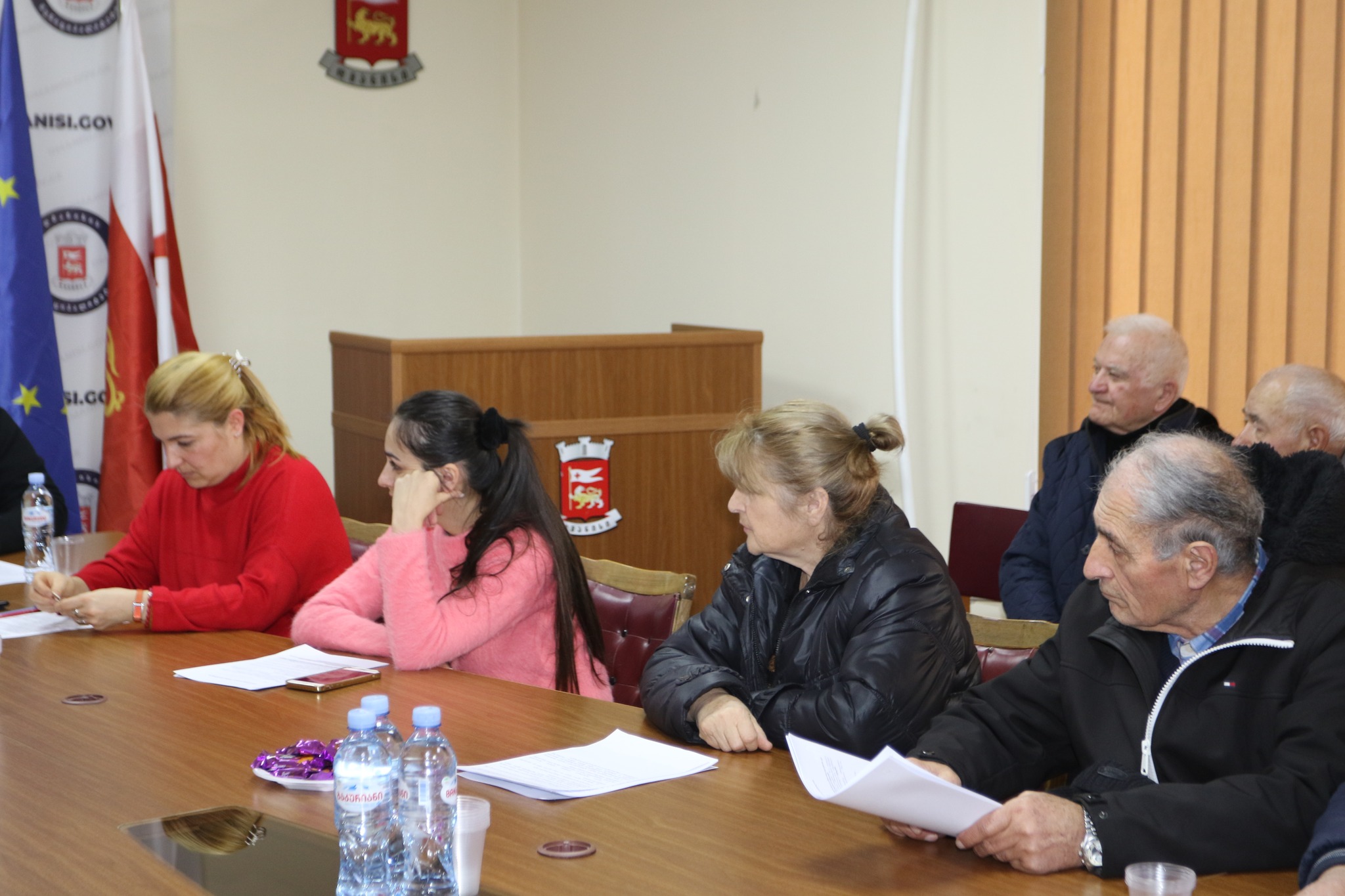 Dmanisi bələdiyyəsinin meri Koba Muradaşvili Sakrebulonun  sədri Paata Kuliaşvili və öz müavini ilə birlikdə çoxmənzilli yaşayış binalarında yaşayan sakinlərlə görüşüb və mənzil mülkiyyətçilərinin kooperativlərinin inkişafına yardım proqramı ilə tanış olu