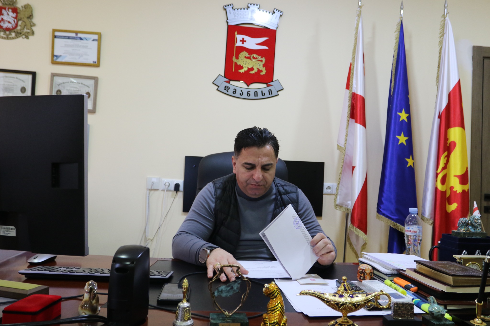 Bu gün Dmanisi bələdiyyəsinin meri Koba Muradaşvili müavinləri ilə birlikdə vətəndaşlar üçün qəbul keçirib.