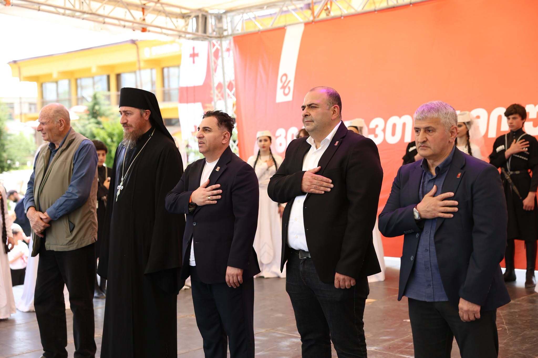 დმანისის მუნიციპალიტეტის მერიის ორგანიზებით, 26 მაისს საქართველოს დამოუკიდებლობის დღე მრავალფეროვანი ღონისძიებებით აღინიშნა. მუნიციპალიტეტის ხელმძღვანელმა პირებმა, სასულიერო პირებთან ერთად, დამსწრე საზოგადოებას დამოუკიდებლობის დღე მიულოცეს.