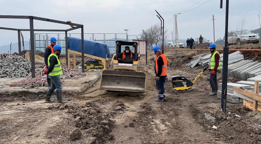 Dmanisi Bələdiyyəsinin meri Koba Muradaşvili və Sakrebulonun sədri Paata Kuliaşvili Boslebi kəndində meydanın təşkili işlərinə baş çəkiblər. Yeni meydan fiziki məhdudiyyətli insanlar üçün uyğunlaşdırılacaq. Layihənin dəyəri 525 985 laridir.