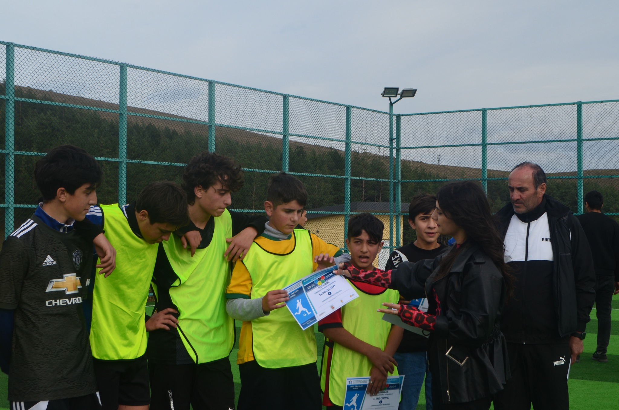 “Məktəb İdman Olimpiadası 2023” çərçivəsində Dmanisi Bələdiyyəsinin ictimai məktəblərinin şagirdləri mini-futbol üzrə öz aralarında yarışıblar.