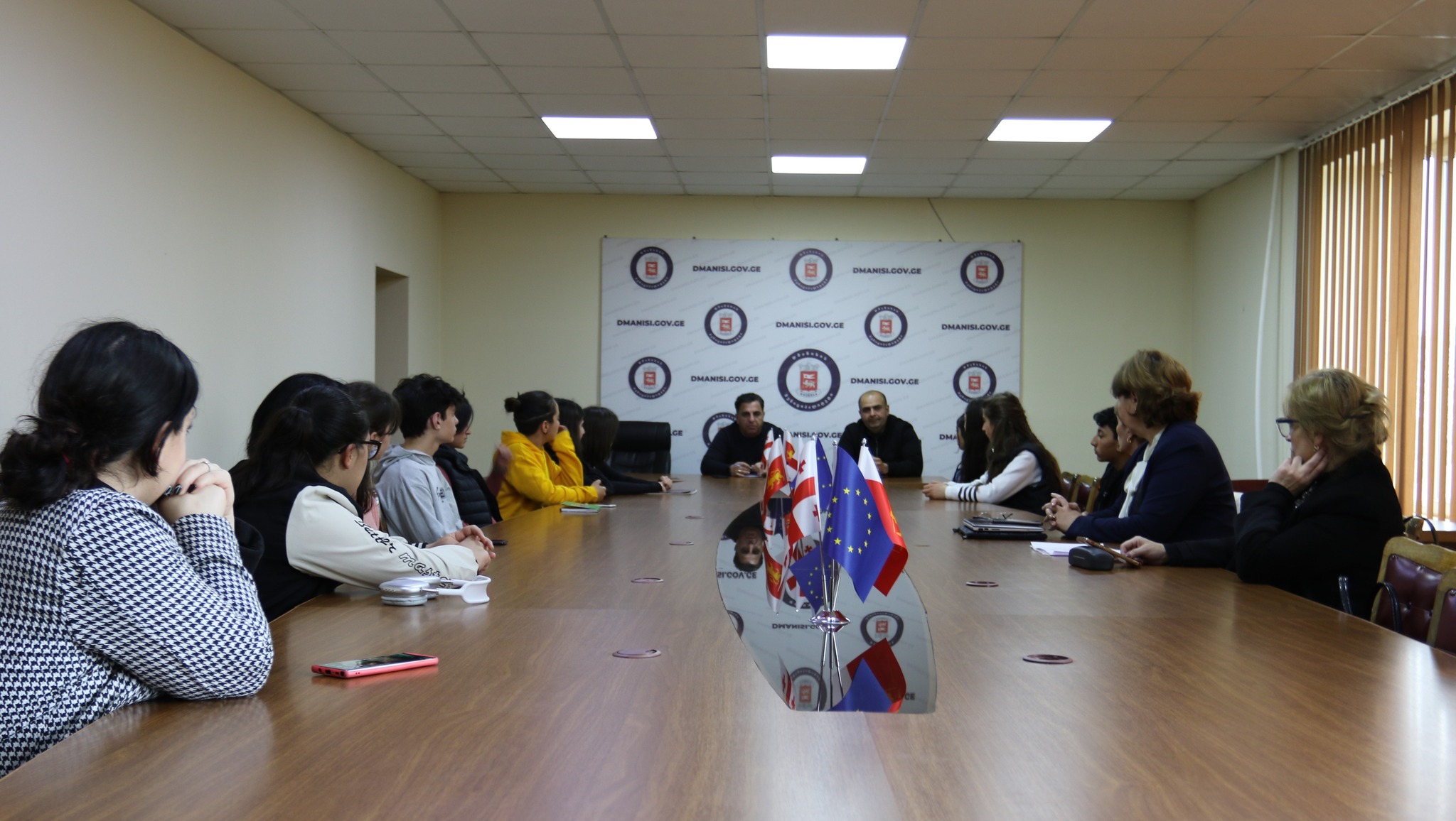 Dmanisi Bələdiyyəsinin meri Koba Muradaşvili və Şəhər Şurasının sədri Paata Kuliaşvili məktəblilərlə görüş keçiriblər.