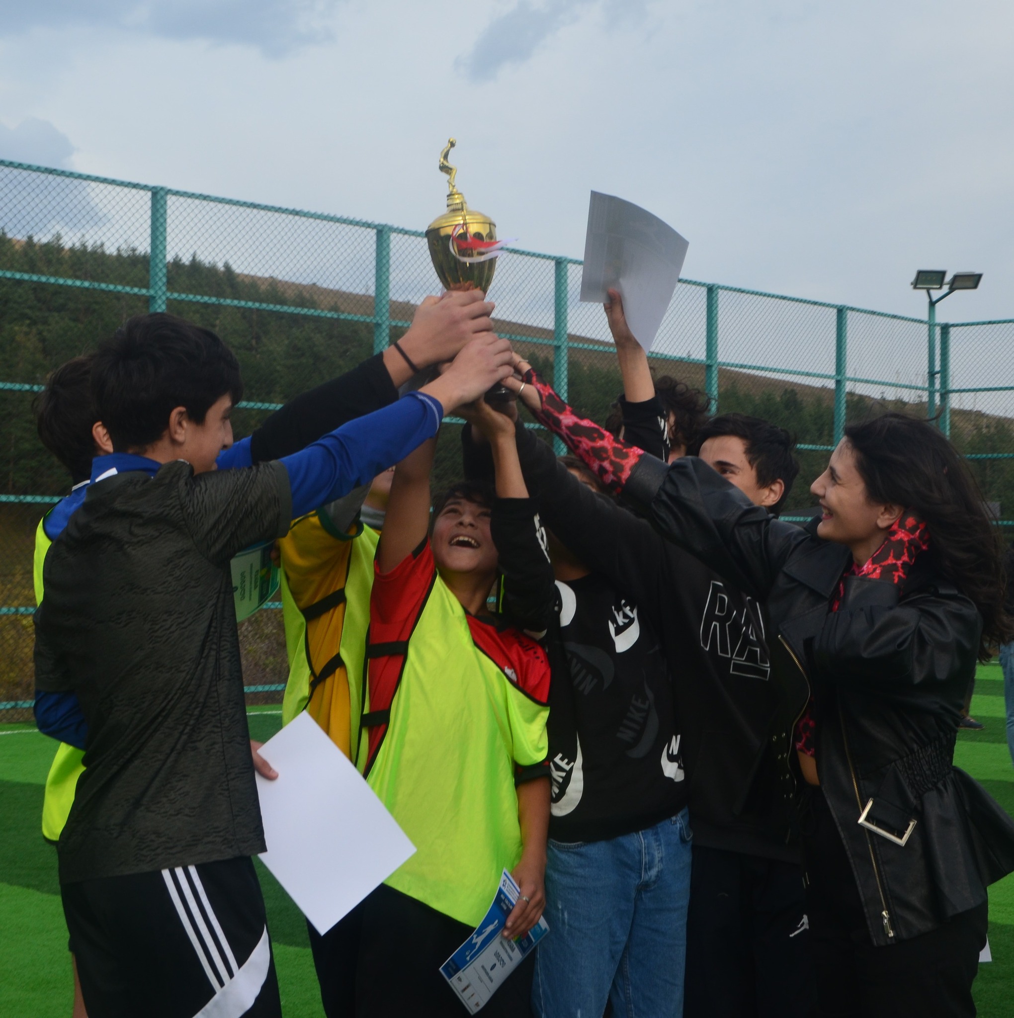 “Məktəb İdman Olimpiadası 2023” çərçivəsində Dmanisi Bələdiyyəsinin ictimai məktəblərinin şagirdləri mini-futbol üzrə öz aralarında yarışıblar.