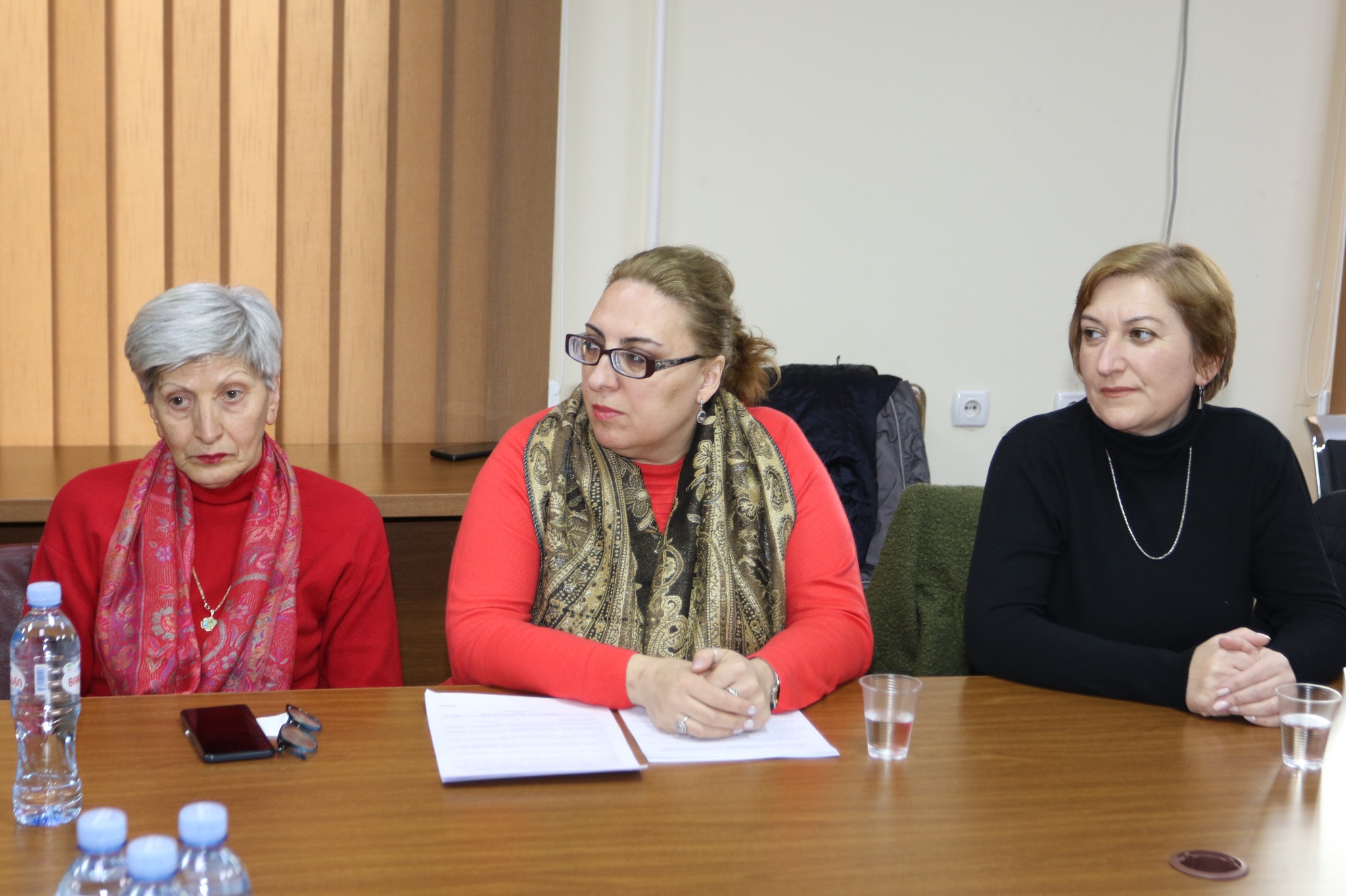 Dmanisi bələdiyyəsinin meri Koba Muradaşvili Sakrebulonun sədri Paata Kuliaşvili və öz müavini ilə birlikdə çoxmənzilli yaşayış binalarında yaşayan sakinlərlə görüşüb və mənzil mülkiyyətçilərinin kooperativlərinin inkişafına yardım proqramı ilə tanış olu