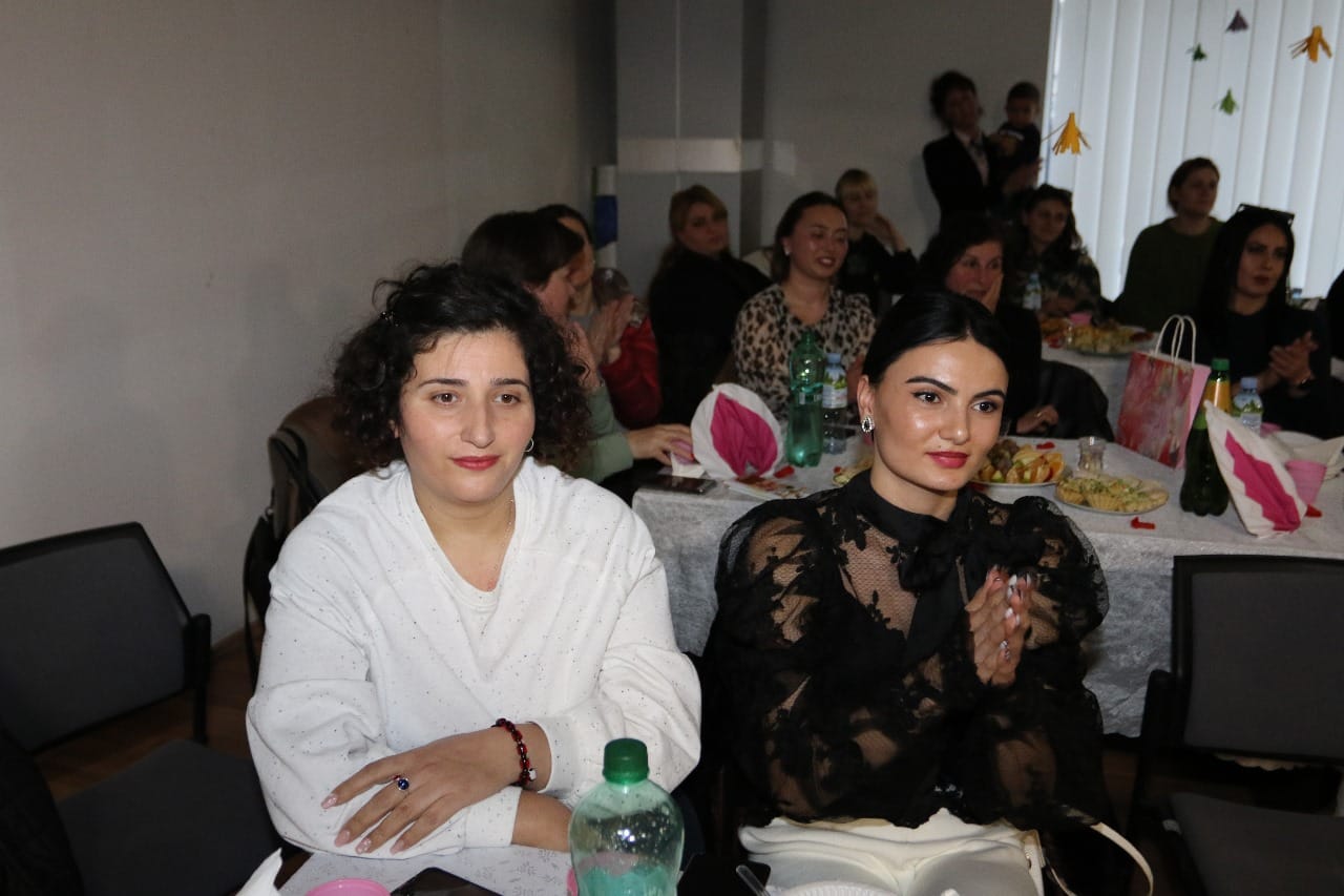 Dmanisi təhsil mərkəzində Analar və Qadınlar Gününə həsr olunmuş tədbirdə özünü idarə etmə orqanlarının rəhbərləri, valideynlər və dəvət olunmuş qonaqlar iştirak ediblər.
