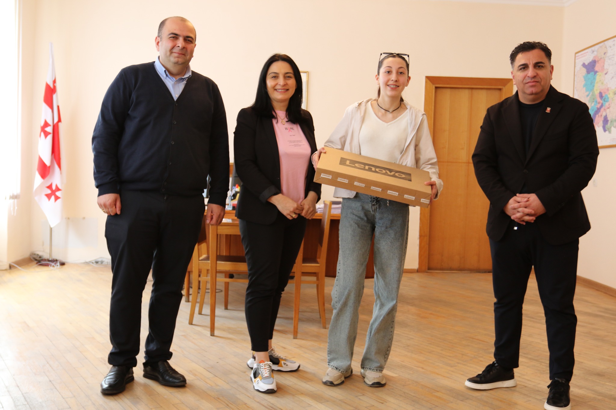 პროგრამის ფარგლებში "ჩემი პირველი კომპიუტერი" დმანისელ წარჩინებულ მოსწავლეებს კომპიუტერები გადაეცათ