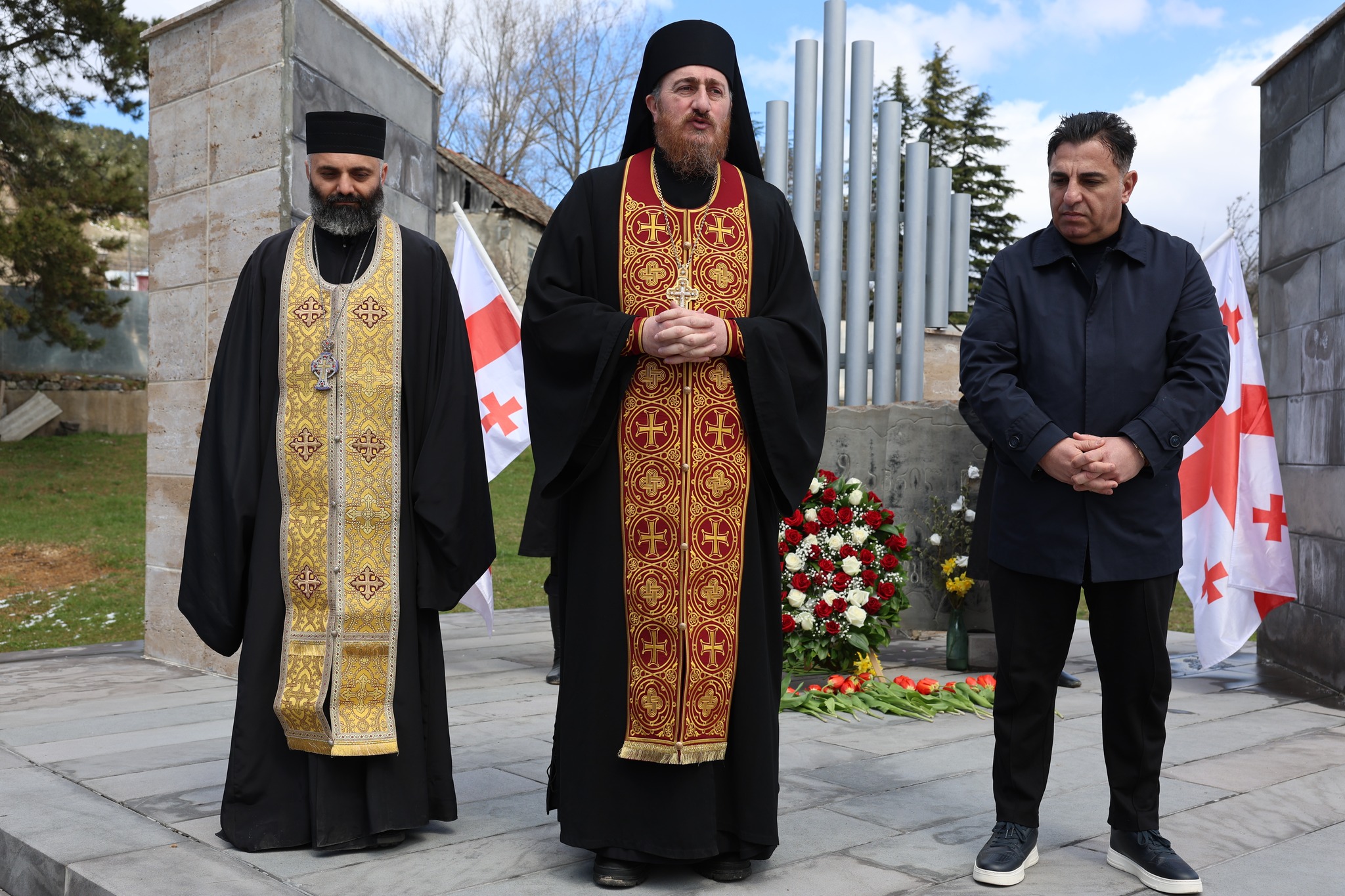 დმანისის მუნიციპალიტეტის მერმა, კობა მურადაშვილმა, მოადგილეებთან, საკრებულოს წევრებთან და მოაქალაქეებთან ერთად, სოფელ გომარეთში, 9 აპრილს დაღუპულთა მემორიალი გვირგვინით შეამკო და მათ ხსოვნას პატივი მიაგო.
