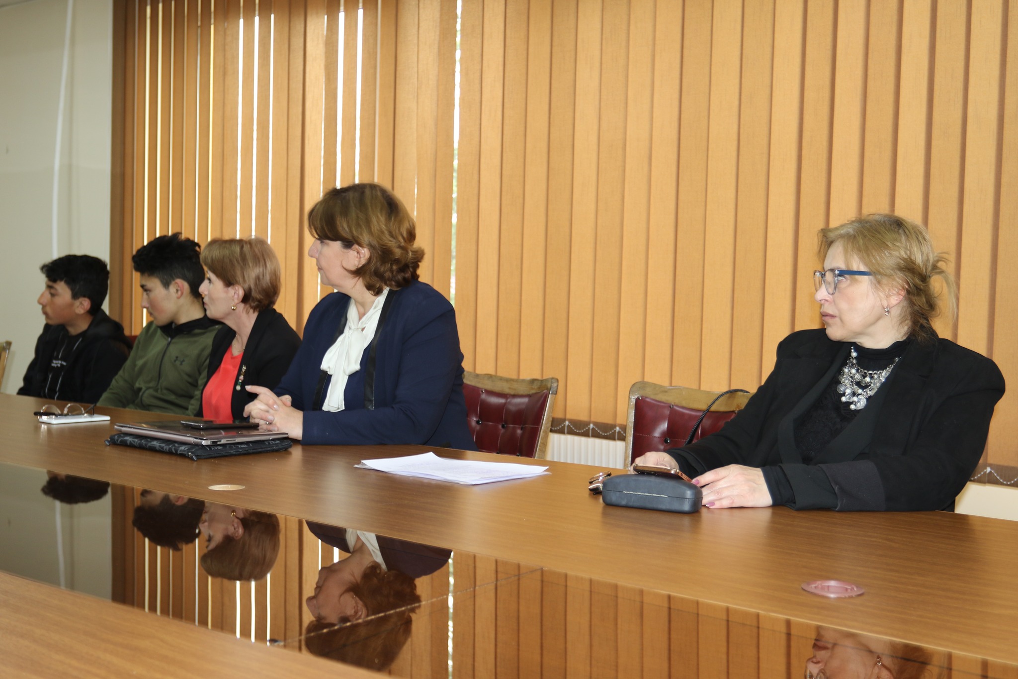 Dmanisi Bələdiyyəsinin meri Koba Muradaşvili və Şəhər Şurasının sədri Paata Kuliaşvili məktəblilərlə görüş keçiriblər.