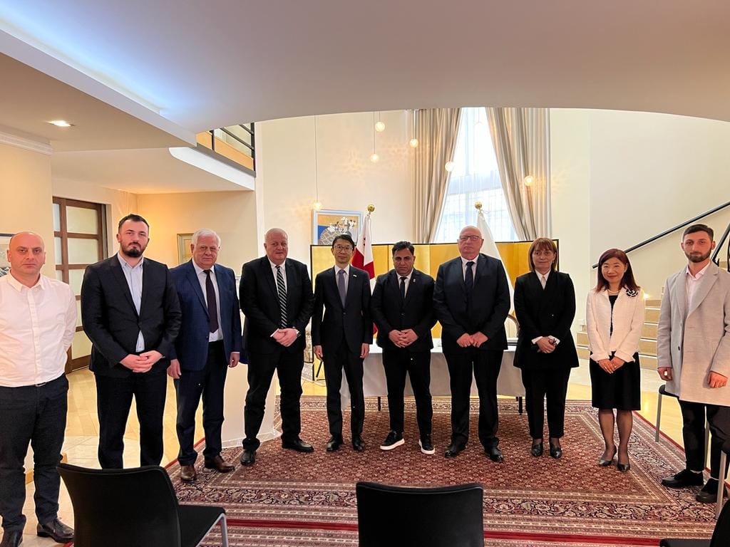 Dmanisi Bələdiyyəsinin meri Koba Muradaşvili və Yaponiya səfiri İmamura Akira İnsan Təhlükəsizliyi Qrant Proqramı (GGP) çərçivəsində maliyyələşdirilən yeni layihəyə imza atıblar. Layihə çərçivəsində Yaponiya Səfirliyi Dmanisi Bələdiyyəsinə Qrant Proqramı
