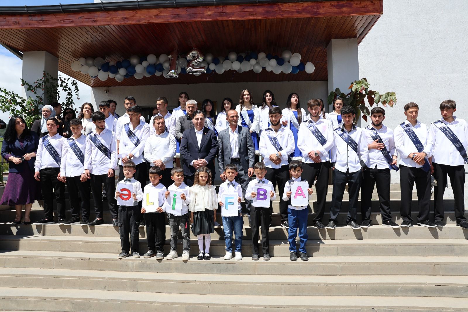 დმანისის მუნიციპალიტეტის მერმა, კობა მურადაშვილმა მოადგილეებთან, საკრებულოს თავმჯდომარე პაატა ყულიაშვილთან და საგანმანათლებლო რესურსცენტრის ხელმძღვანელ მაია ხმალაძესთან ერთად, მე-12 კლასელებს სკოლის დამთავრება მიულოცა, წარმატებები უსურვა ცხოვრების ახალ ეტ