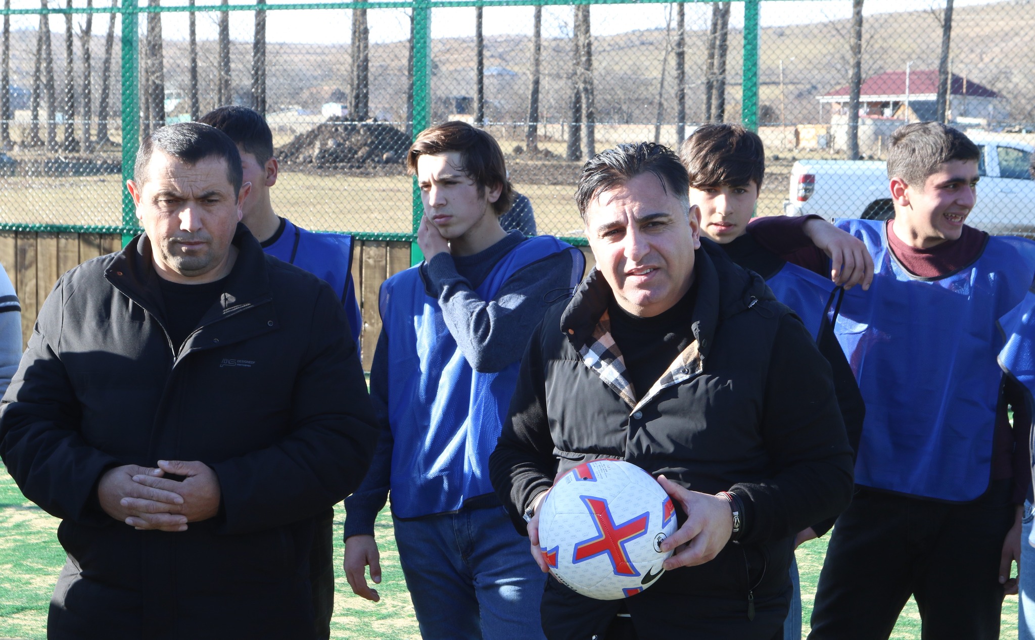 Dmanisi bələdiyyəsinin meri Koba Muradaşvili müavinləri və şəhər şurasının sədri ilə birlikdə Yuxarı Orozman kəndində yeni idman meydançasının açılışını edib.