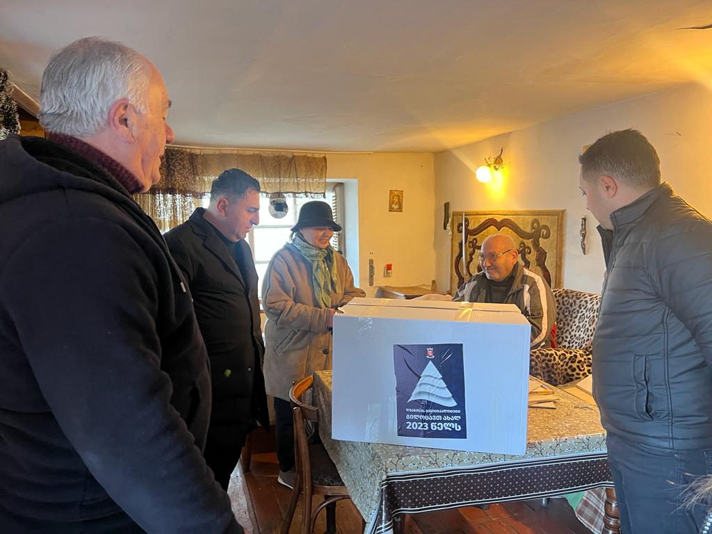 დმანისის მუნიციპალიტეტმა მოწყვლადი კატეგორიის 120 ოჯახს საახალწლო ნობათი გადასცა