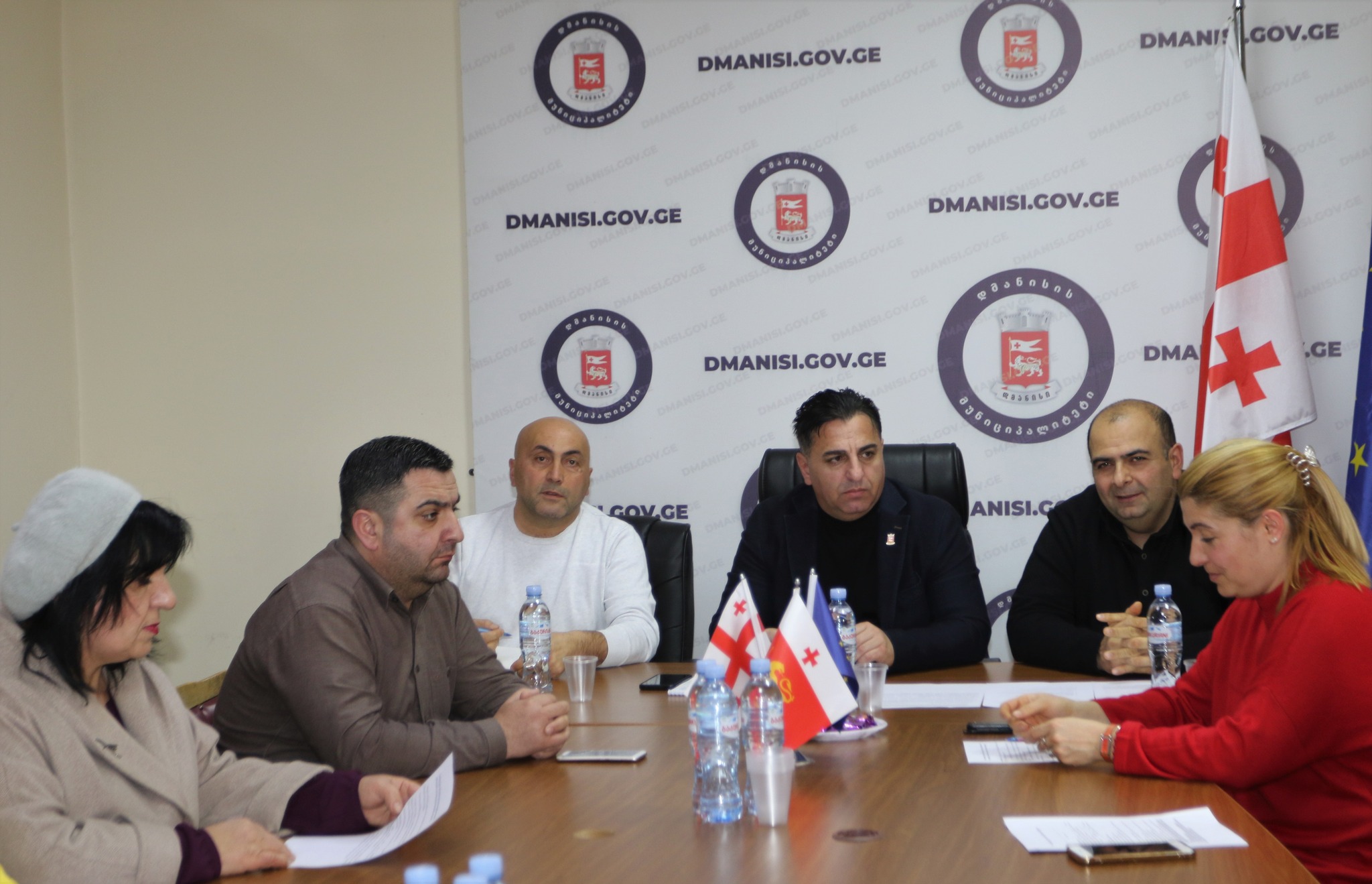 Dmanisi bələdiyyəsinin meri Koba Muradaşvili Sakrebulonun sədri Paata Kuliaşvili və öz müavini ilə birlikdə çoxmənzilli yaşayış binalarında yaşayan sakinlərlə görüşüb və mənzil mülkiyyətçilərinin kooperativlərinin inkişafına yardım proqramı ilə tanış olu