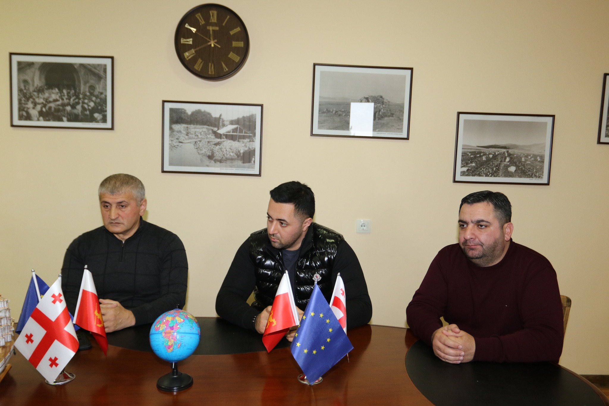 Bu gün Dmanisi bələdiyyəsinin meri Koba Muradaşvili müavinləri ilə birlikdə vətəndaşlar üçün qəbul keçirib.