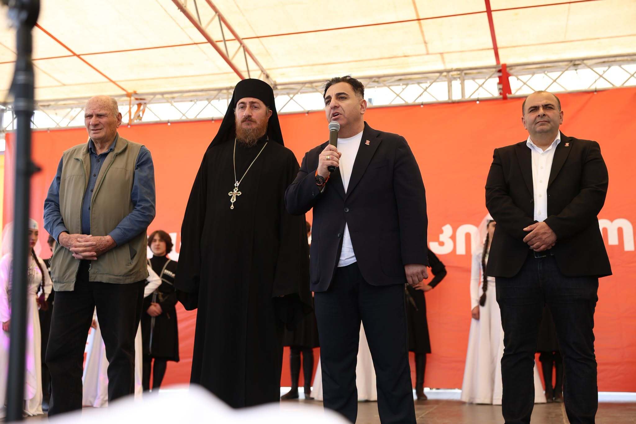 დმანისის მუნიციპალიტეტის მერიის ორგანიზებით, 26 მაისს საქართველოს დამოუკიდებლობის დღე მრავალფეროვანი ღონისძიებებით აღინიშნა. მუნიციპალიტეტის ხელმძღვანელმა პირებმა, სასულიერო პირებთან ერთად, დამსწრე საზოგადოებას დამოუკიდებლობის დღე მიულოცეს.