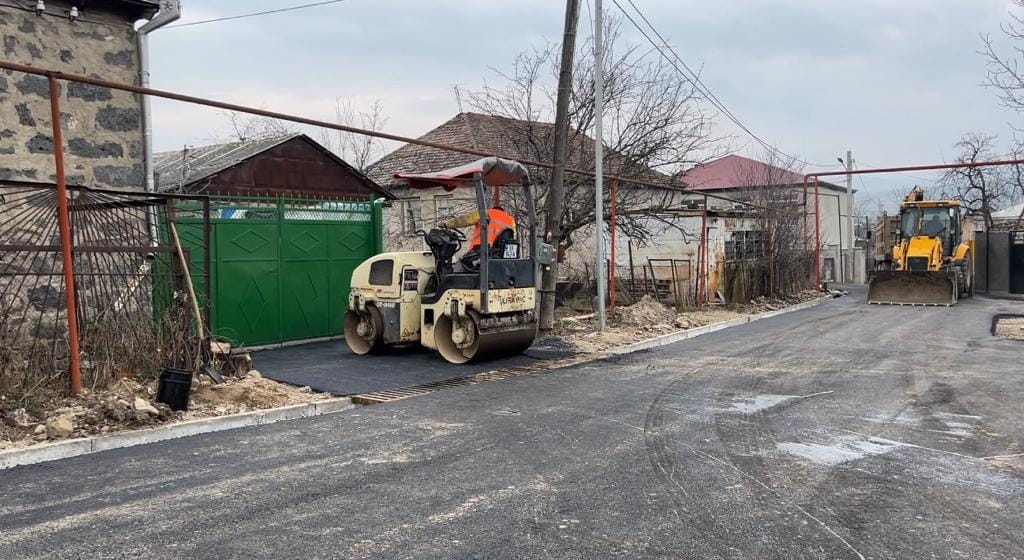 Dmanisi Bələdiyyəsinin meri Koba Muradaşvili bələdiyyədə aparılan infrastruktur işlərinə, yəni maşavera kəndində ritualni evdən  məktəbə qədər yolunun bərpasına baş çəkib. Dəyəri 349773 laridir.
