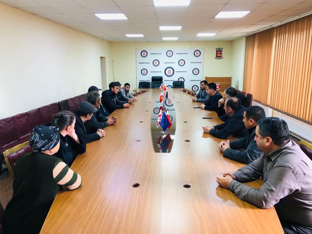 Bu gün Dmanisi bələdiyyəsinin meriyasında Koba Muradaşvili ənənəvi olaraq deputatlarla birlikdə vətəndaşları qəbul edib və yerli əhalini narahat edən məsələləri dinləyib.
