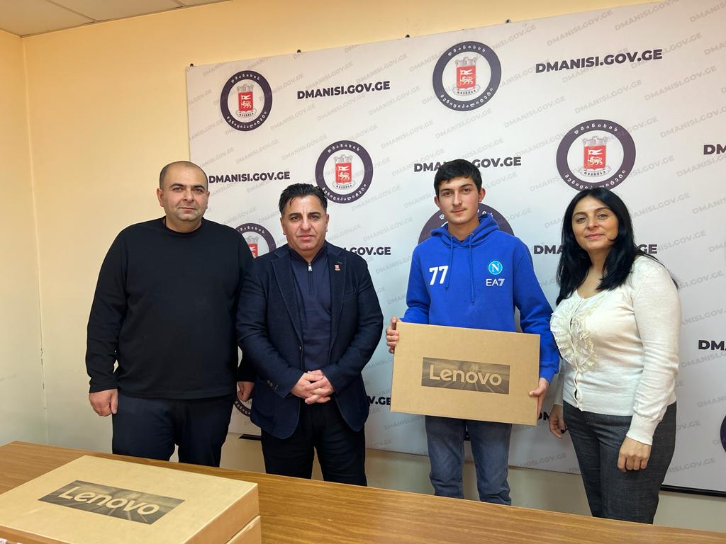 Meriyada 2021-2022-ci tədris ilinin medalçılarının və 2022-2023-cü tədris ilinin fəxri fərmanlarının mükafatlandırılması mərasimi keçirilib