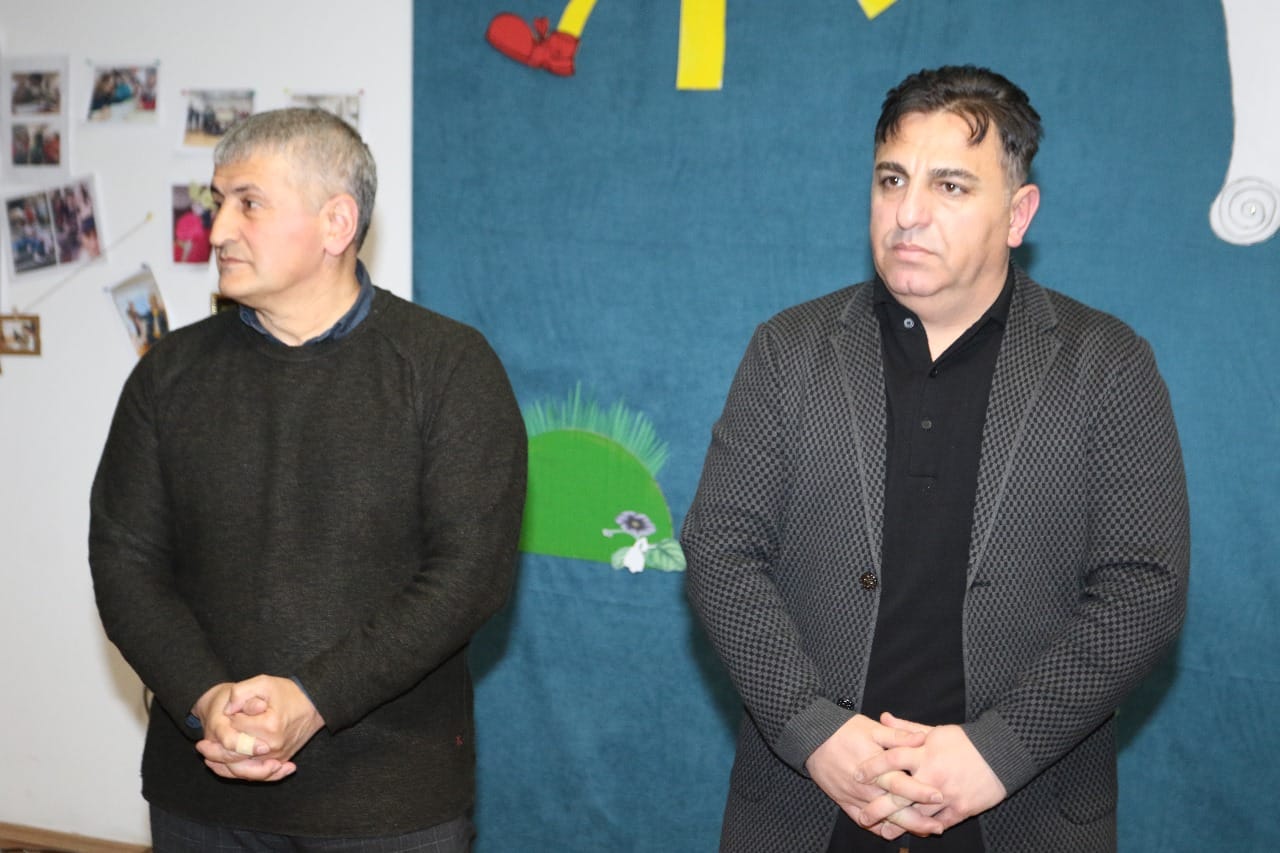 Dmanisi təhsil mərkəzində Analar və Qadınlar Gününə həsr olunmuş tədbirdə özünü idarə etmə orqanlarının rəhbərləri, valideynlər və dəvət olunmuş qonaqlar iştirak ediblər.