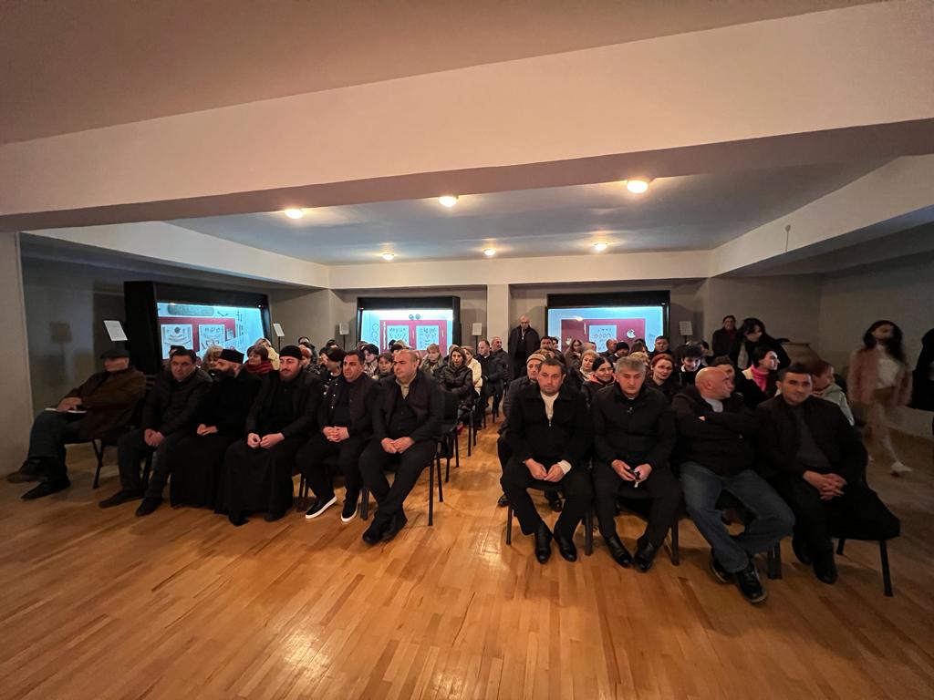 Dmanisi şəhərinin Zinaida Kverençkiladze adına peşəkar dövlət teatrı Dmanisi mədəniyyət və incəsənət mərkəzinin sərgi salonunda İoseb Çumburidzenin “Mənim qələmim və ya bizim Qolqota” kompozisiyasını təqdim edib.