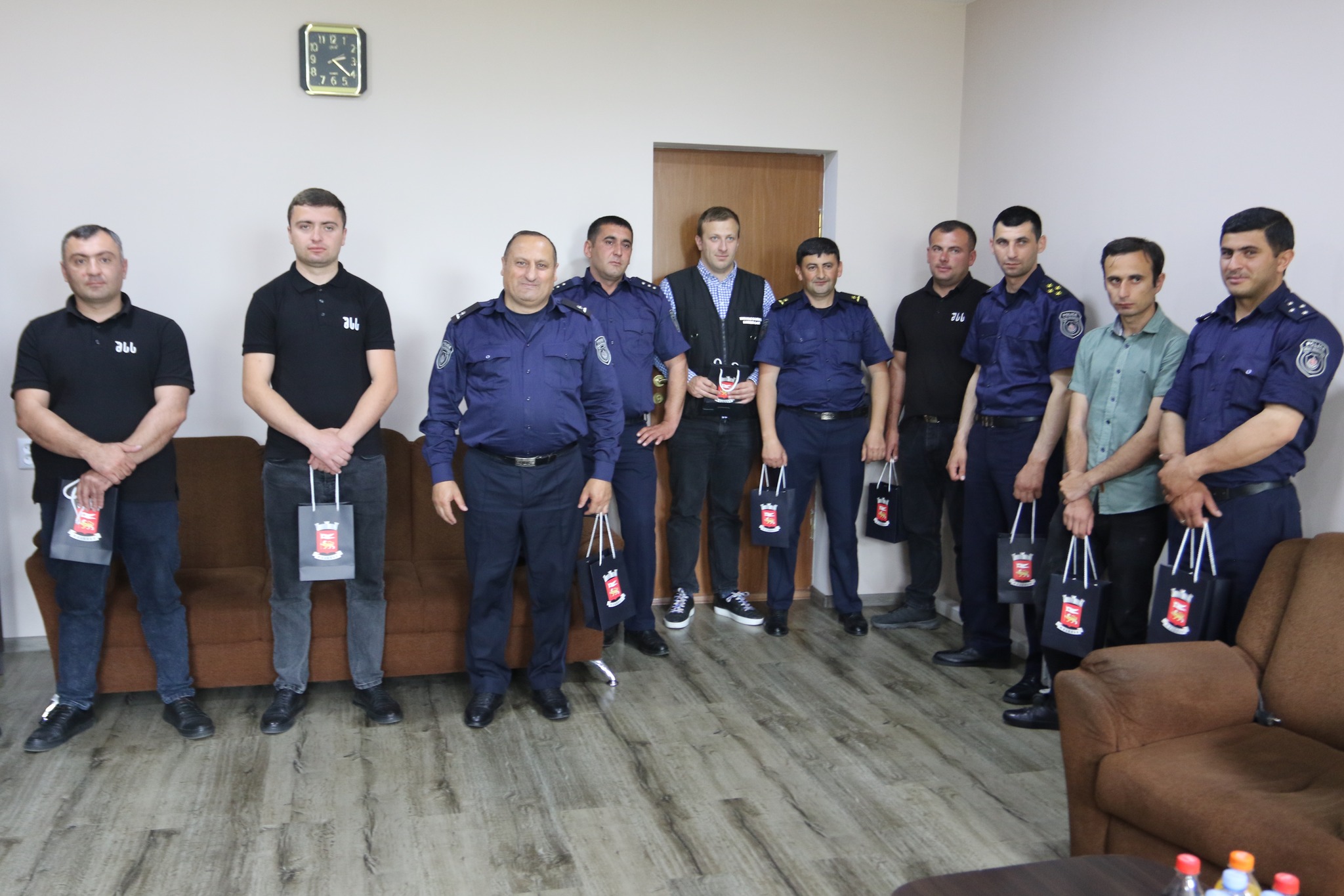 Dmanisi Bələdiyyəsinin meri və Şəhər Şurasının sədri Kvemo Kartli Polis Departamentinin Dmanisi Rayon Şöbəsinin və Təhlükəsizlik Polisinin əməkdaşlarını polisin peşə günü münasibətilə təbrik ediblər.