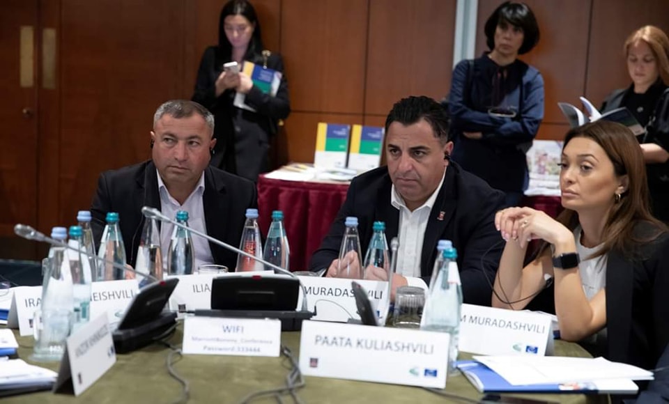 დმანისის მუნიციპალიტეტის მერი, კობა მურადაშვილი, საკრებულოს თავმჯდომარესთან, პაატა ყულიაშვილთან ერთად ადგილობრივ თვითმმართველობათა ფორუმს დაესწრო