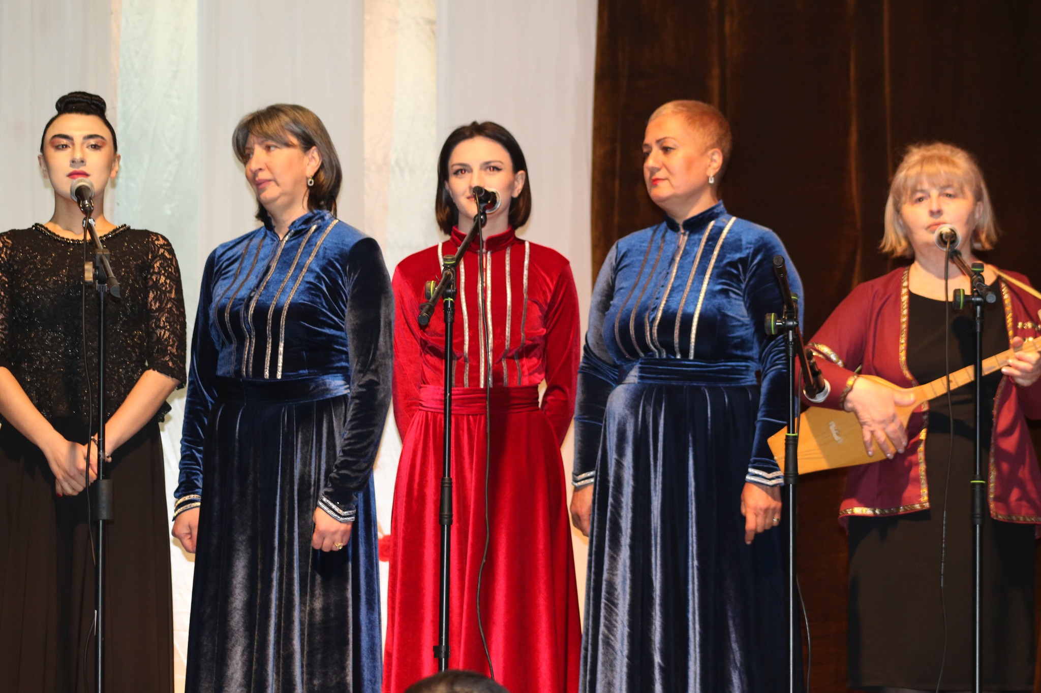 Bu gün Dmanisi Bələdiyyəsinin meri Koba Muradaşvili Sakrebulonun sədri Paata Kuliaşvili və özünü idarə etmə orqanlarının nümayəndələri ilə birlikdə Analar və Qadınlar Gününə həsr olunmuş tədbirdə iştirak edib və çox uşaqlı analara simvolik hədiyyələr veri
