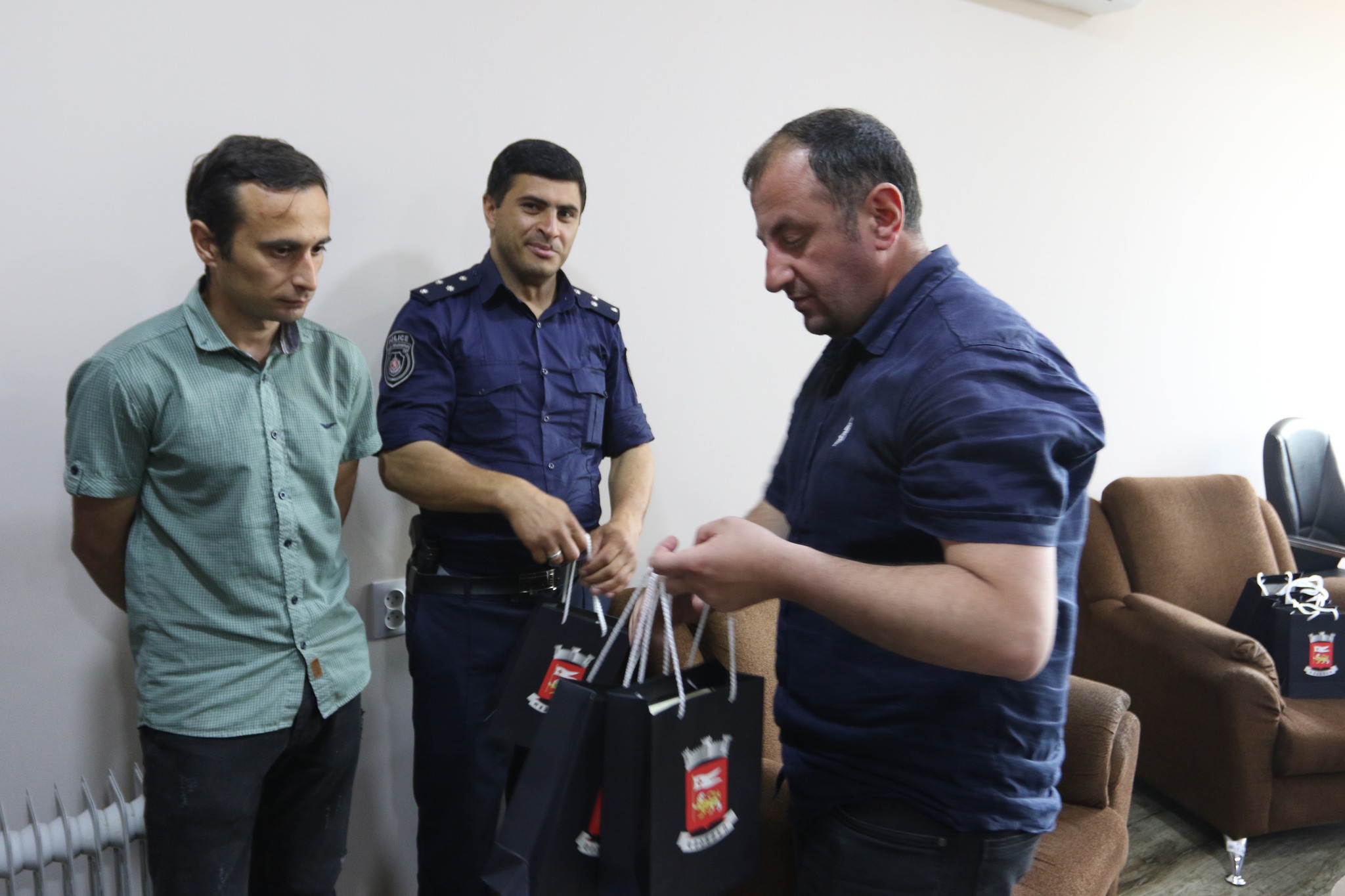 Dmanisi Bələdiyyəsinin meri və Şəhər Şurasının sədri Kvemo Kartli Polis Departamentinin Dmanisi Rayon Şöbəsinin və Təhlükəsizlik Polisinin əməkdaşlarını polisin peşə günü münasibətilə təbrik ediblər.
