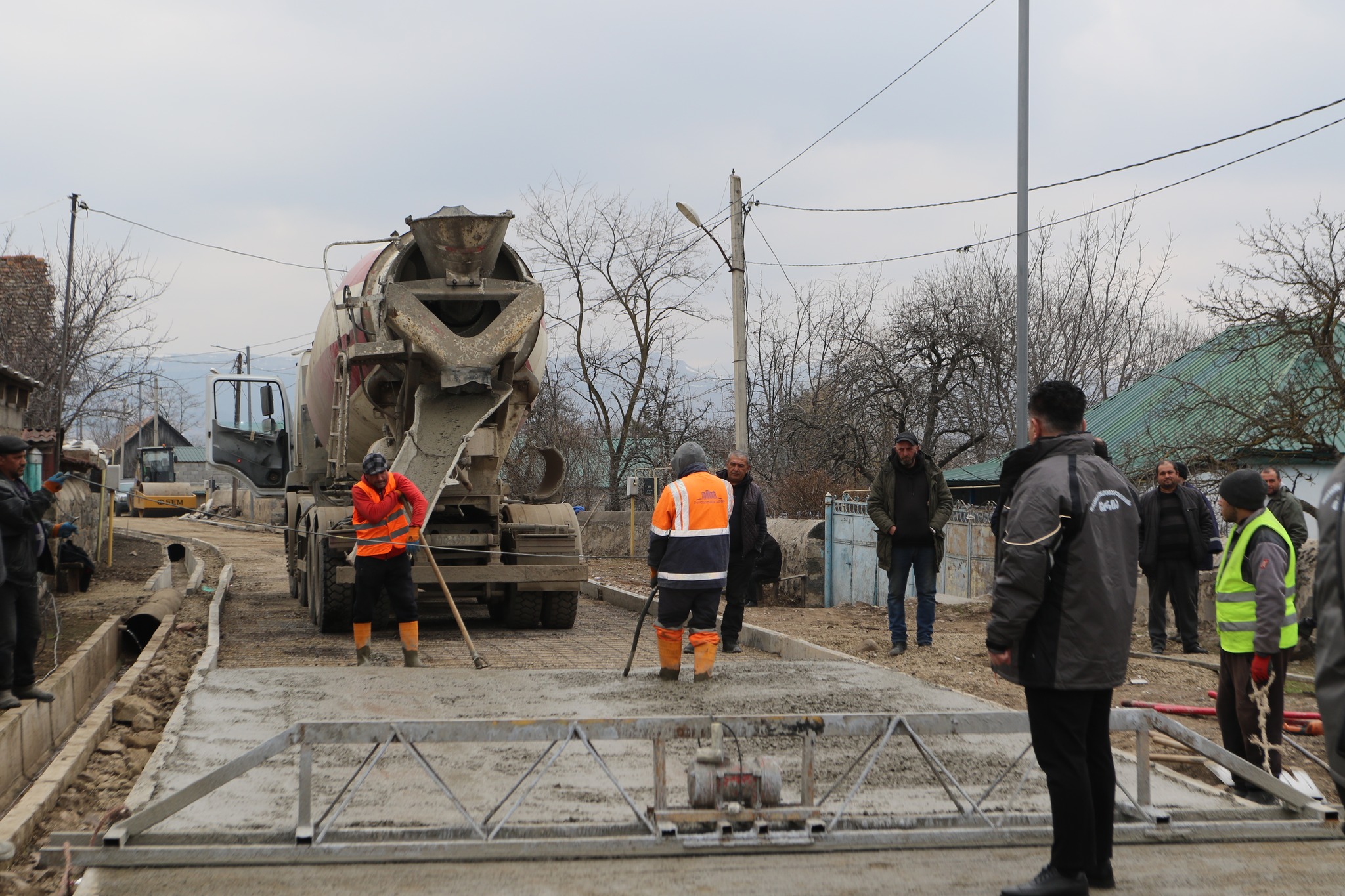 Dmanisi bələdiyyəsinin meri Koba Muradaşvili və bələdiyyə sədrinin müavini Kaxa Petriaşvili Vake kəndində daxili yolun bərpası işlərini qiymətləndiriblər. Layihə çərçivəsində bir kilometrə qədər olan yol hissəsinə asfalt-beton örtüyü döşənir, drenaj kanal