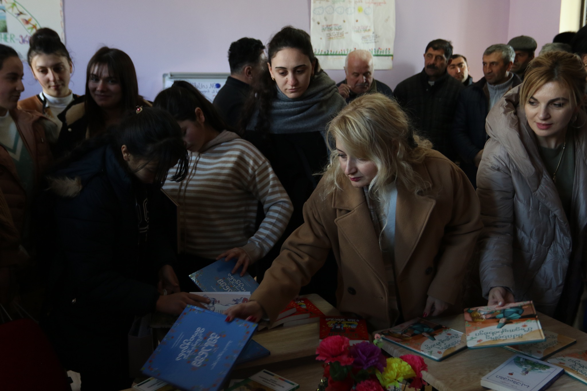 “Tbilisi Energy” Dmanisi bələdiyyəsinin Hamamlı kənd kitabxanasına və Yırğançay ictimai məktəbinə gürcü ədəbiyyatı hədiyyə edib.