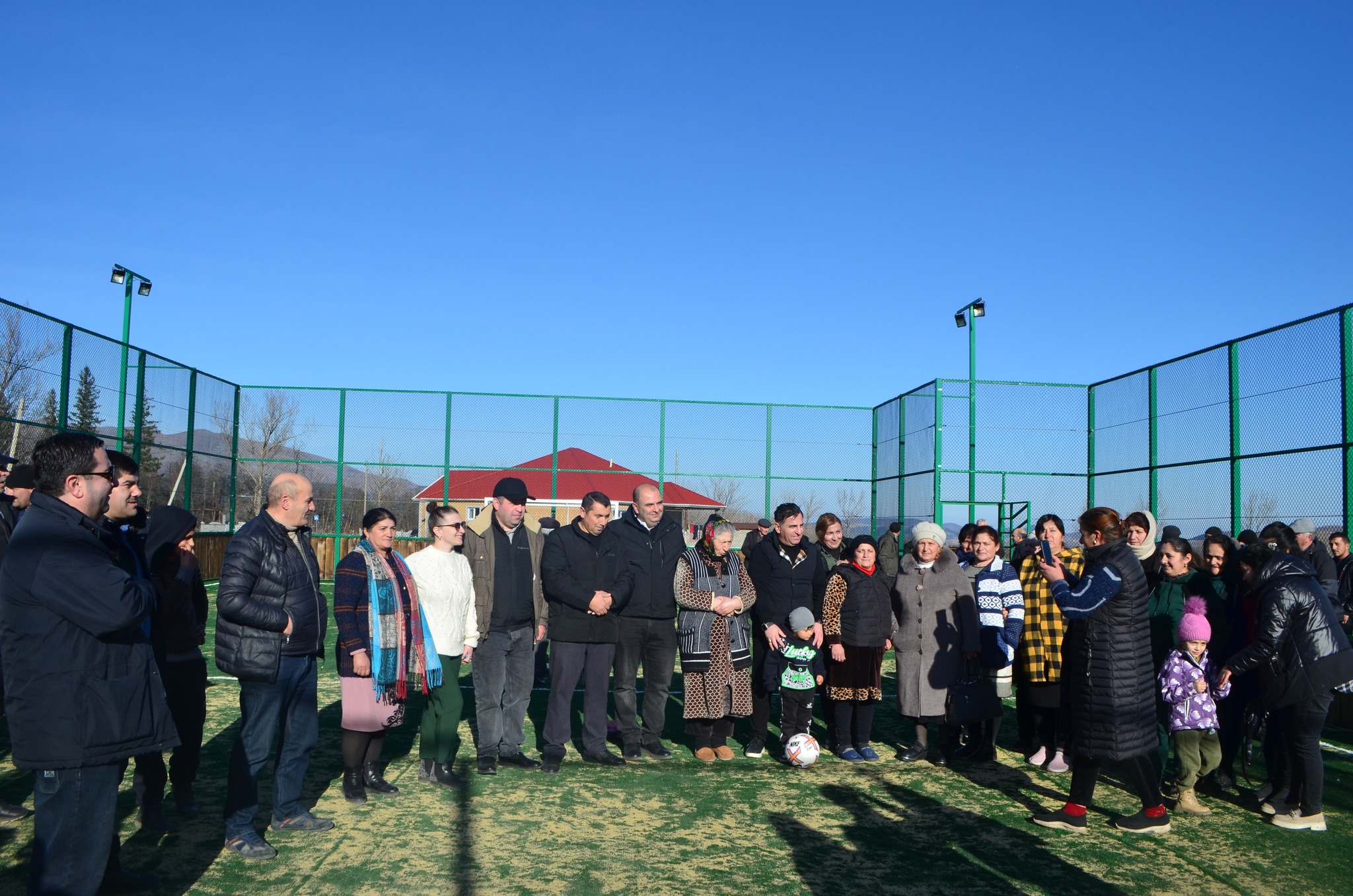 Dmanisi bələdiyyəsinin meri Koba Muradaşvili müavinləri və şəhər şurasının sədri ilə birlikdə Yuxarı Orozman kəndində yeni idman meydançasının açılışını edib.