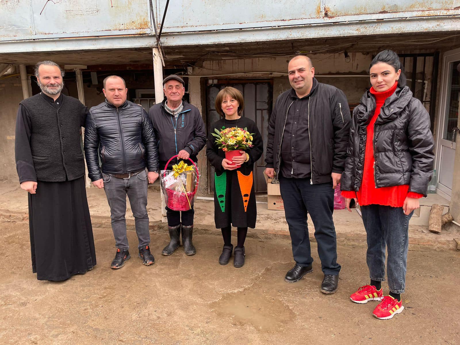Dmanisi bələdiyyəsinin yerli özünü idarə etmə orqanlarının nümayəndələri çoxuşaqlı analara baş çəkmiş, onları 3 mart münasibəti ilə şəxsən təbrik edib, onlara gül və şirniyyat hədiyyə etdilər.