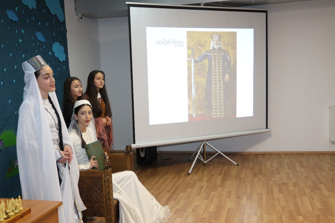 Dmanisi təhsil mərkəzində Analar və Qadınlar Gününə həsr olunmuş tədbirdə özünü idarə etmə orqanlarının rəhbərləri, valideynlər və dəvət olunmuş qonaqlar iştirak ediblər.