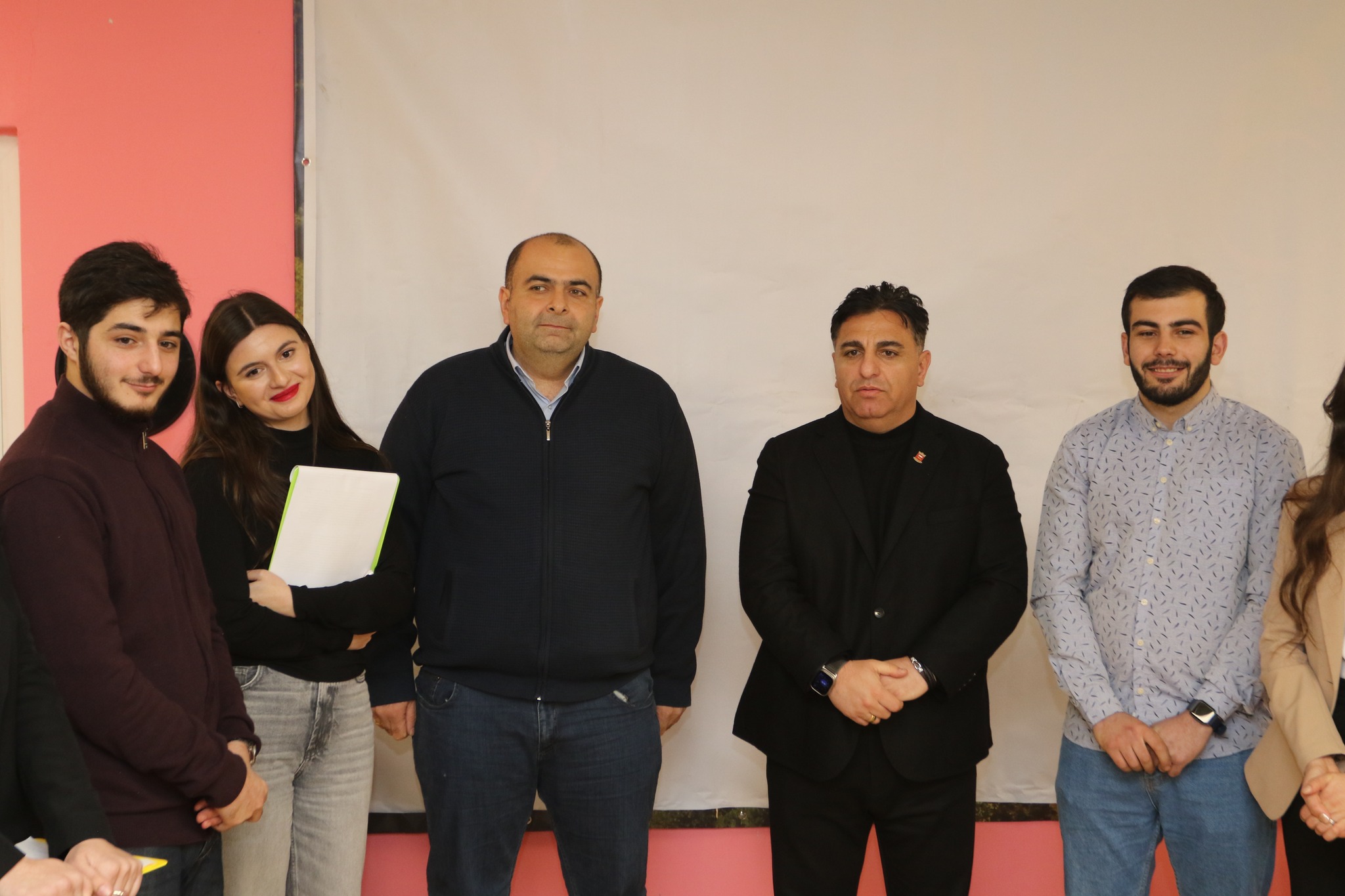 Dmanisi bələdiyyəsinin meri Koba Muradaşvili birinci müavini Kaxa Petriaşvili və Sakrebulo sədri Paata Kuliaşvili ilə birlikdə Dmanisi gənclər məkanında gənclər şurasının 2023-cü il hesabatının təqdimatında iştirak edib, burada həyata keçirilən tədbirlər