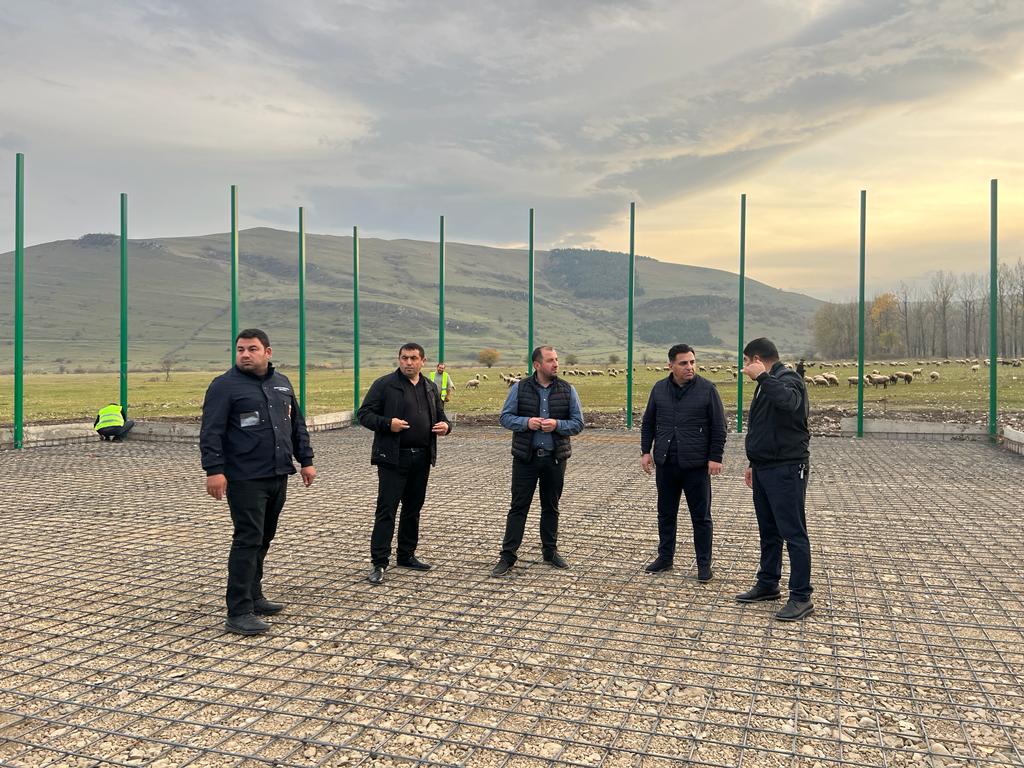 Yuxarı Orozman kəndində süni idman meydançasının tikintisi yerli büdcə hesabına maliyyələşdirilir.