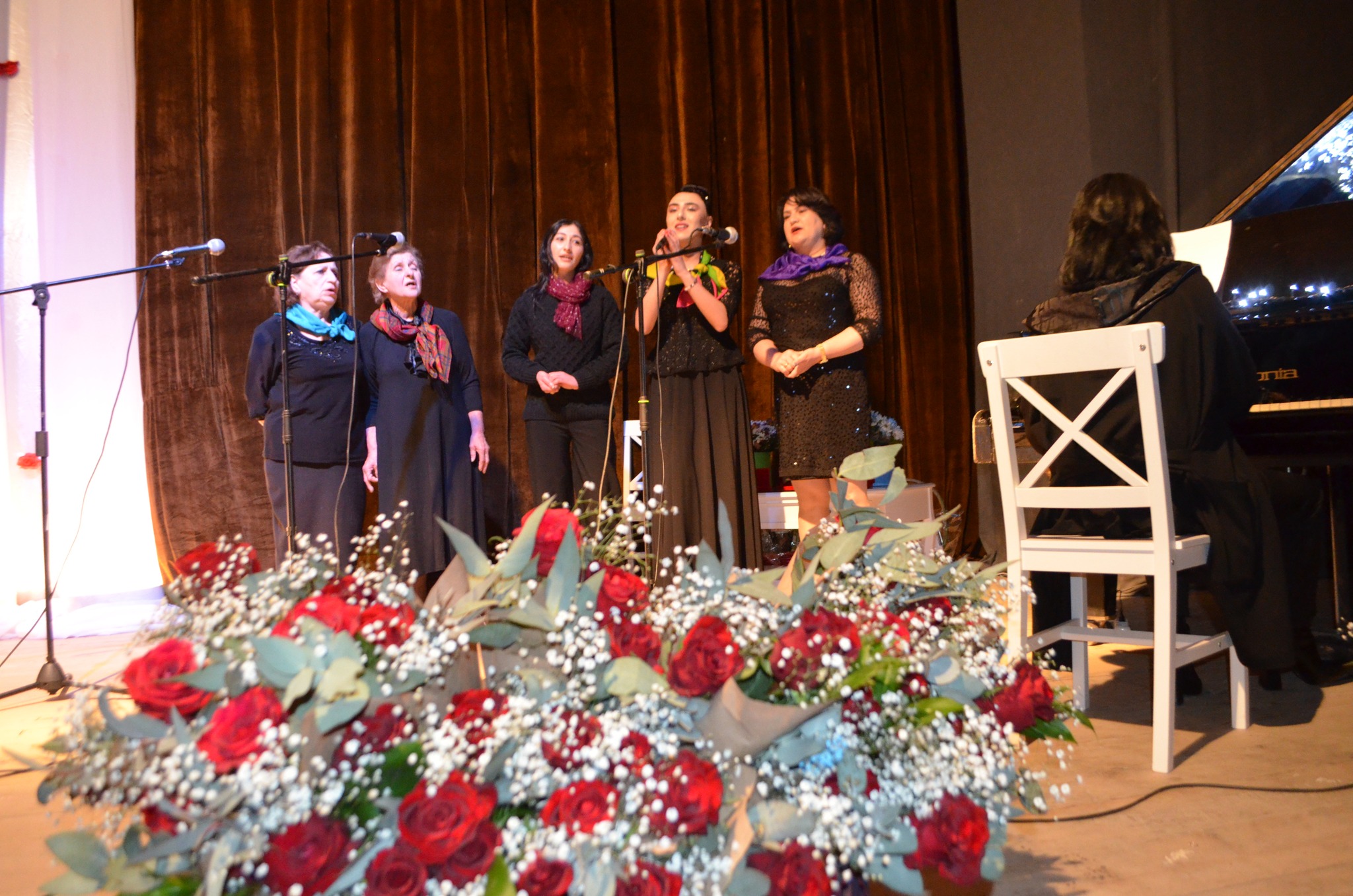 Bu gün Dmanisi Bələdiyyəsinin meri Koba Muradaşvili Sakrebulonun sədri Paata Kuliaşvili və özünü idarə etmə orqanlarının nümayəndələri ilə birlikdə Analar və Qadınlar Gününə həsr olunmuş tədbirdə iştirak edib və çox uşaqlı analara simvolik hədiyyələr veri