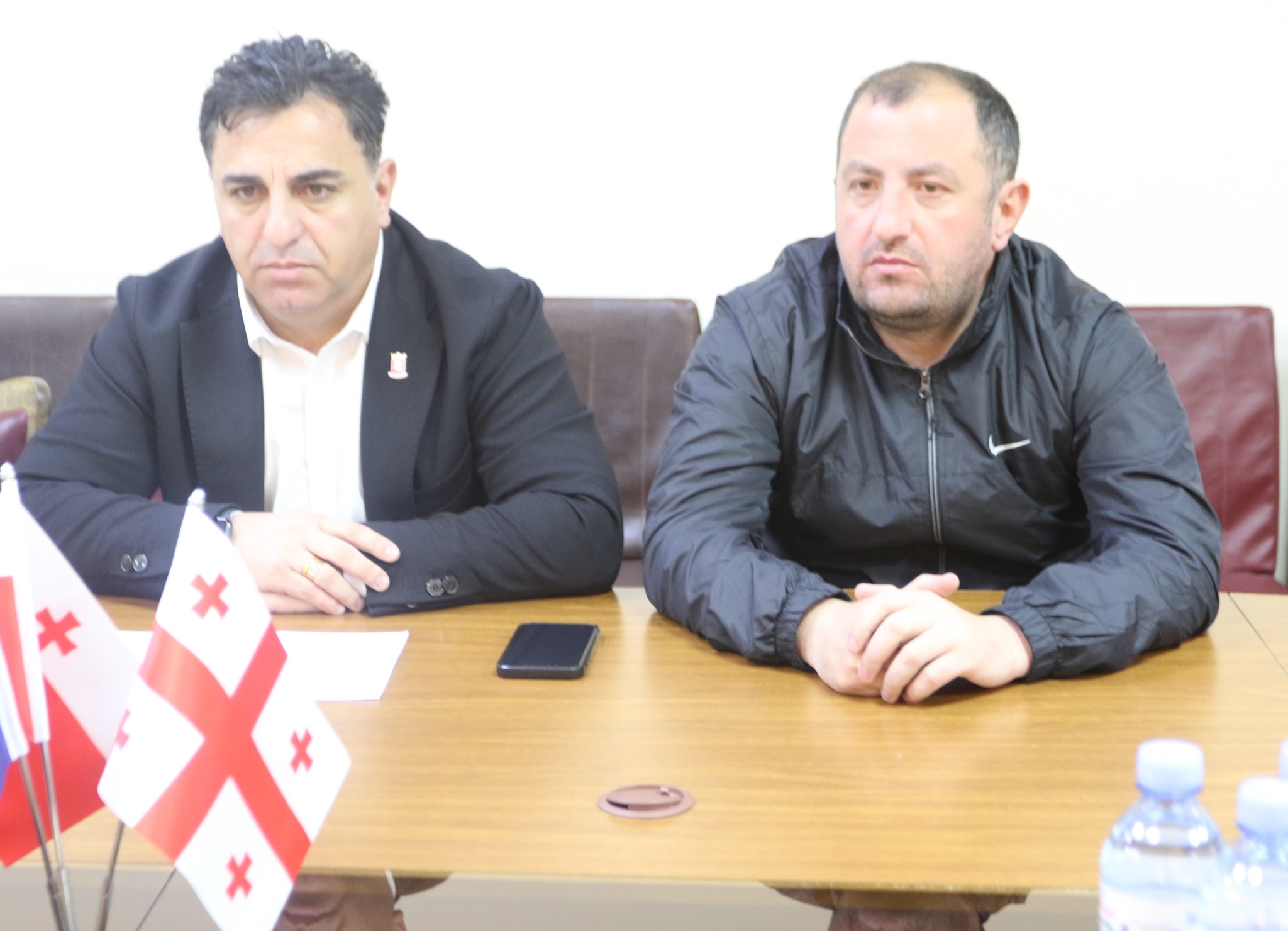 Bu gün Dmanisi bələdiyyəsinin meri Koba Muradaşvili bələdiyyədə infrastruktur obyektləri ilə bağlı davam edən işləri həyata keçirən şirkətlərin rəhbərləri ilə işgüzar görüş keçirib.