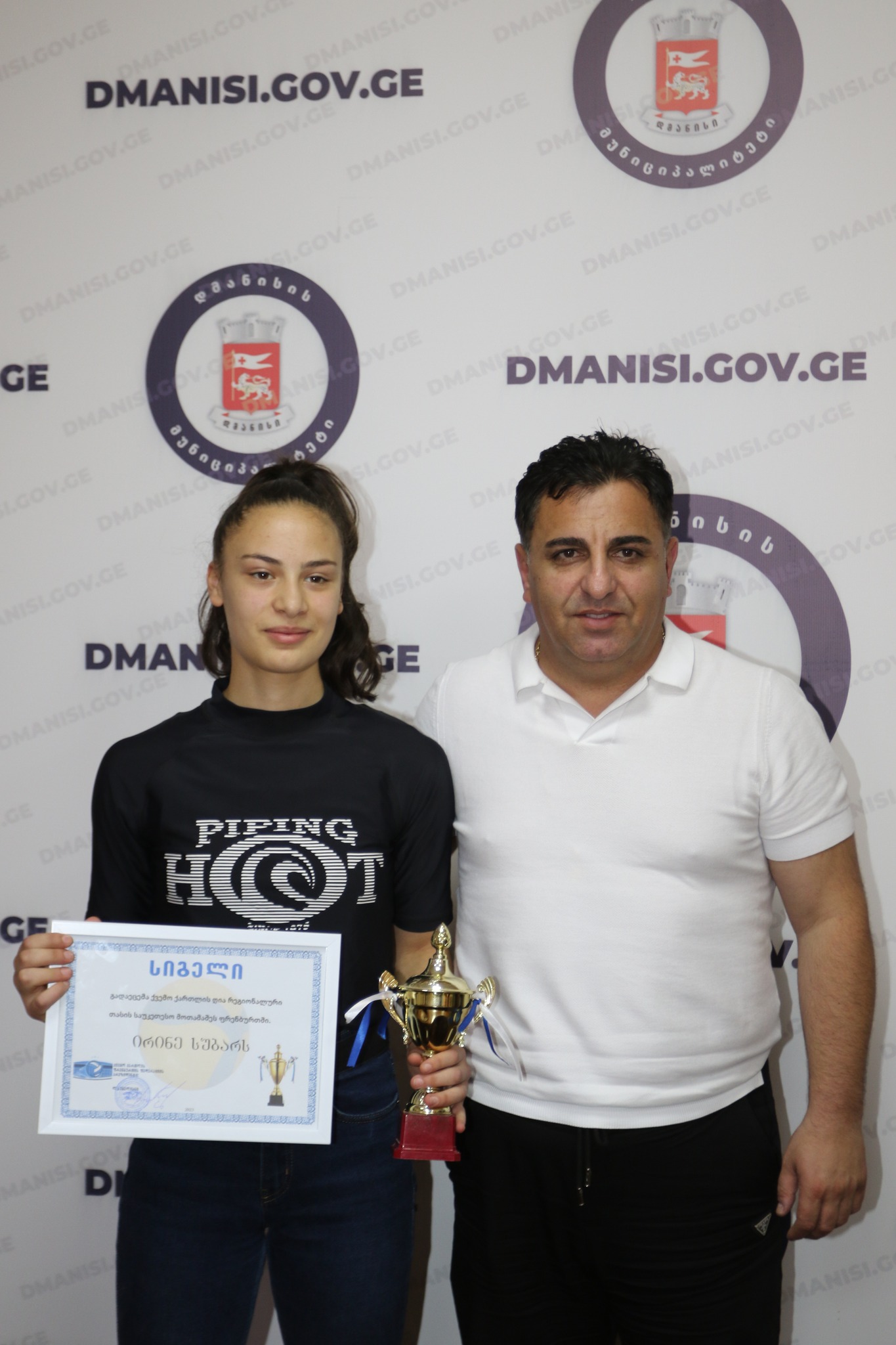 Dmanisi Bələdiyyəsinin meri Koba Muradaşvili, Şəhər şurası sədri Paata Kuliaşvili və Kvemo Kartli Voleybol Federasiyasının prezidenti Leri Subeliani ən yaxşı oyunçu mükafatını A(A) IP Omar Mumladze adına İdman Məktəbinin voleybol komandasının məşqçisi İri