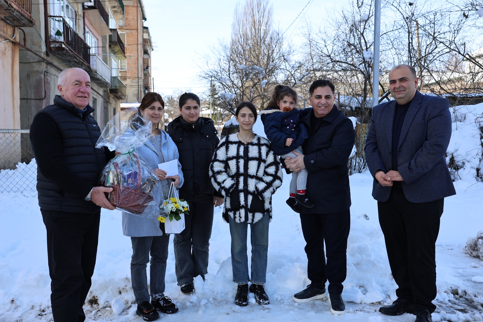 დმანისის მუნიციპალიტეტის მერმა კობა მურადაშვილმა, მოადგილეებთან და საკრებულოს თავმჯდომარე პაატა ყულიაშვილთან ერთად, მრავალშვილიანი დედები მოინახულა და დედის დღე მიულოცა.