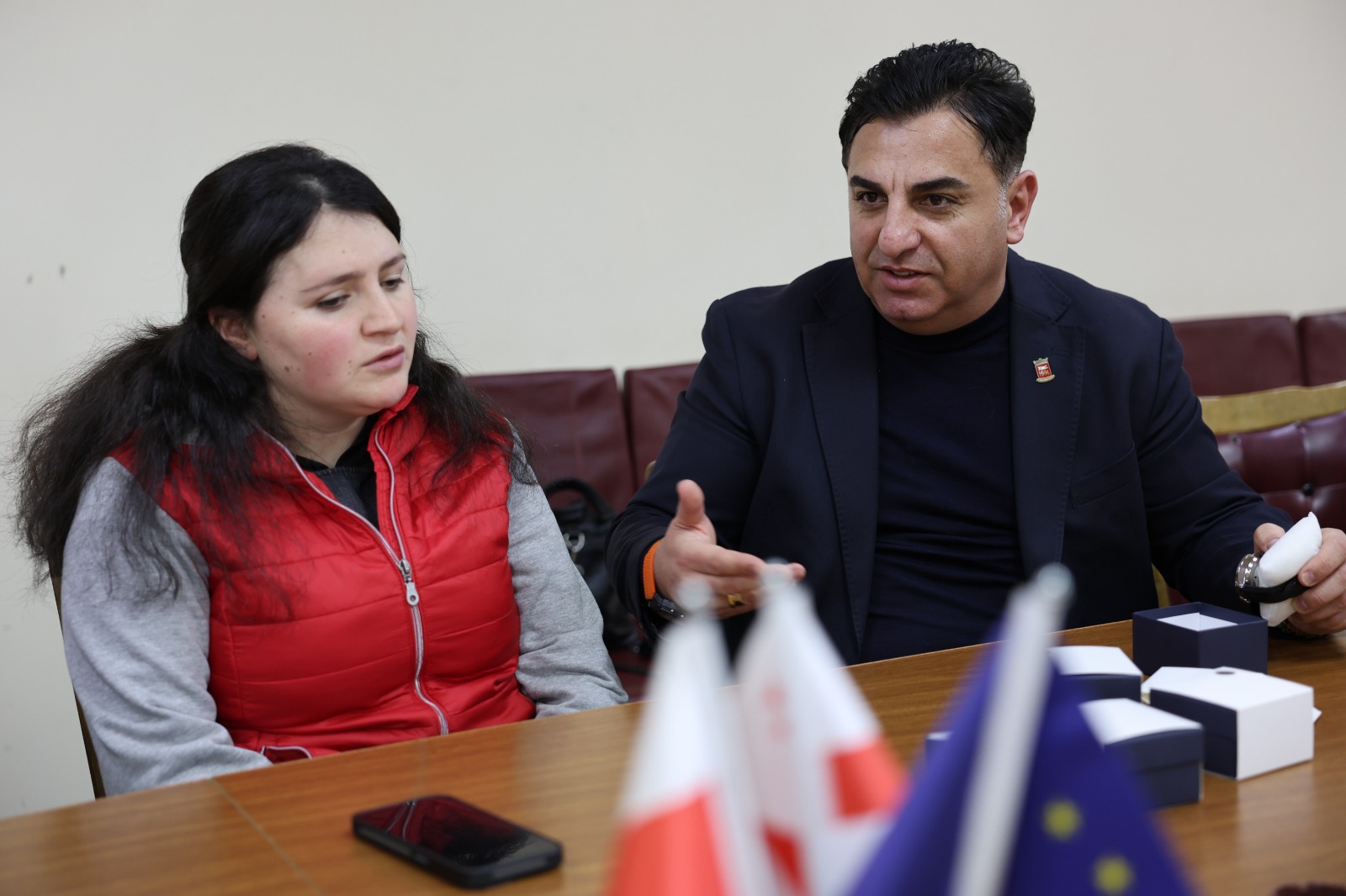 დმანისის მუნიციპალიტეტმა უსინათლო მოქალაქეებს მოლაპარაკე ტაქტიკური საათები გადასცა