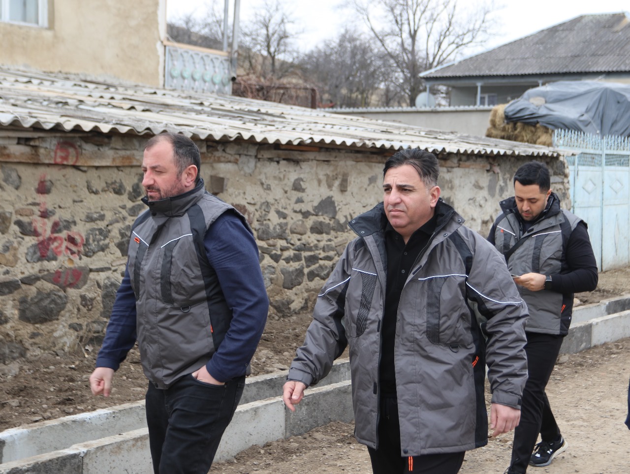 Dmanisi bələdiyyəsinin meri Koba Muradaşvili və bələdiyyə sədrinin müavini Kaxa Petriaşvili Vake kəndində daxili yolun bərpası işlərini qiymətləndiriblər. Layihə çərçivəsində bir kilometrə qədər olan yol hissəsinə asfalt-beton örtüyü döşənir, drenaj kanal