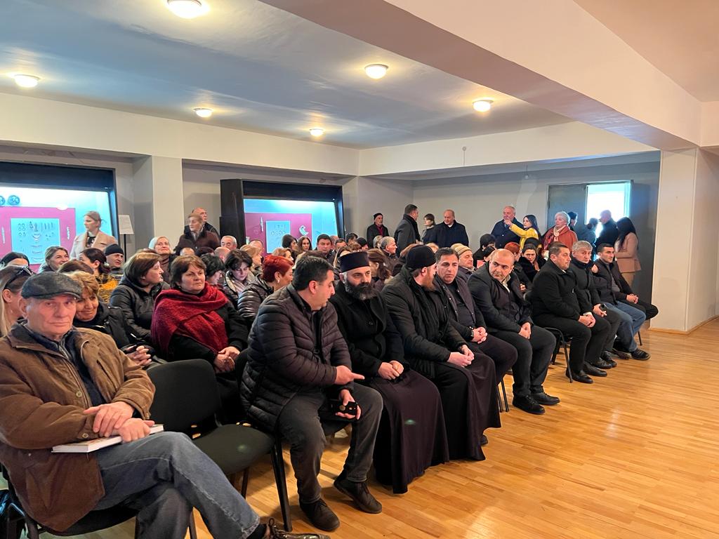 Dmanisi şəhərinin Zinaida Kverençkiladze adına peşəkar dövlət teatrı Dmanisi mədəniyyət və incəsənət mərkəzinin sərgi salonunda İoseb Çumburidzenin “Mənim qələmim və ya bizim Qolqota” kompozisiyasını təqdim edib.