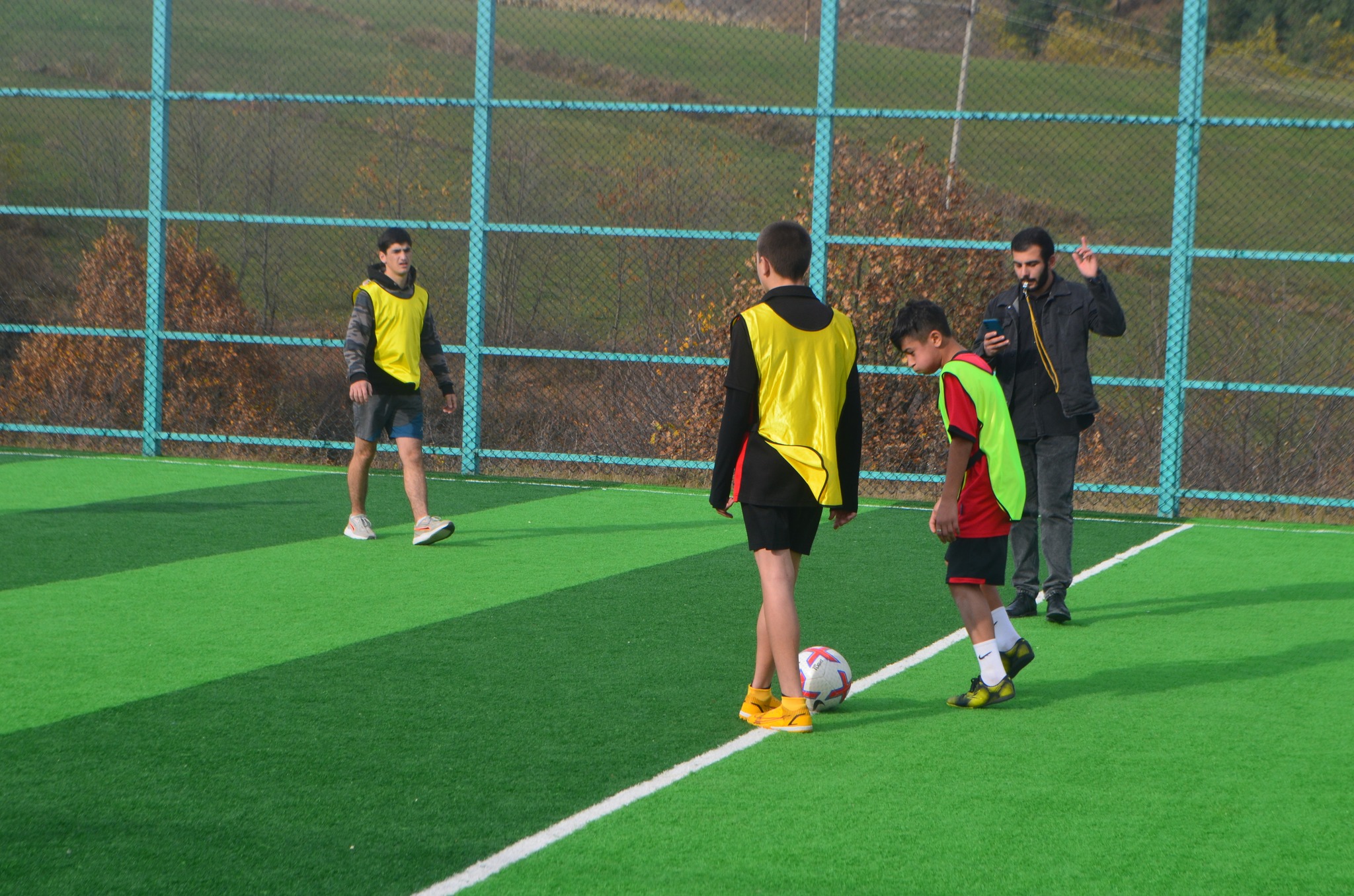 “Məktəb İdman Olimpiadası 2023” çərçivəsində Dmanisi Bələdiyyəsinin ictimai məktəblərinin şagirdləri mini-futbol üzrə öz aralarında yarışıblar.