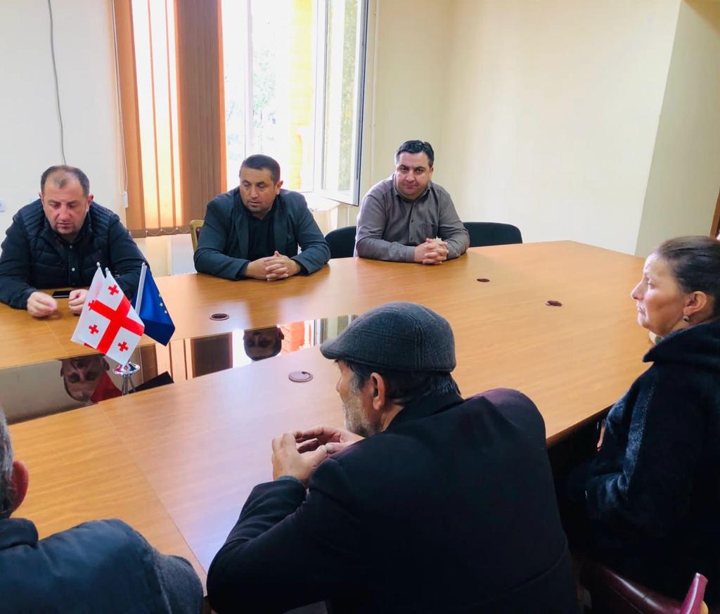 Bu gün Dmanisi bələdiyyəsinin meriyasında Koba Muradaşvili ənənəvi olaraq deputatlarla birlikdə vətəndaşları qəbul edib və yerli əhalini narahat edən məsələləri dinləyib.