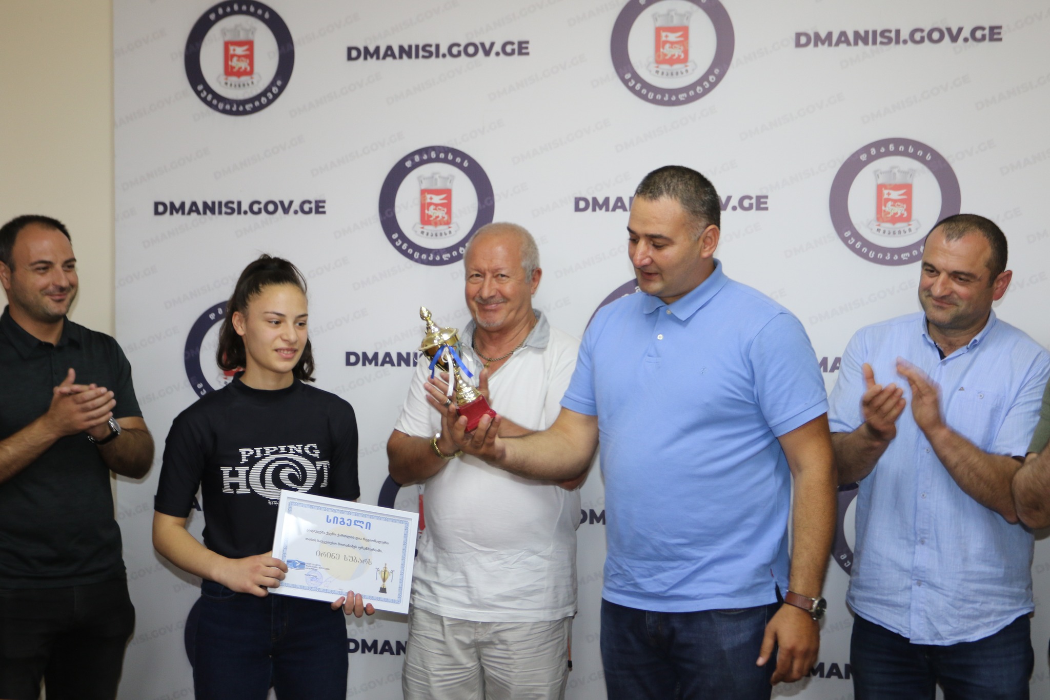 Dmanisi Bələdiyyəsinin meri Koba Muradaşvili, Şəhər şurası sədri Paata Kuliaşvili və Kvemo Kartli Voleybol Federasiyasının prezidenti Leri Subeliani ən yaxşı oyunçu mükafatını A(A) IP Omar Mumladze adına İdman Məktəbinin voleybol komandasının məşqçisi İri